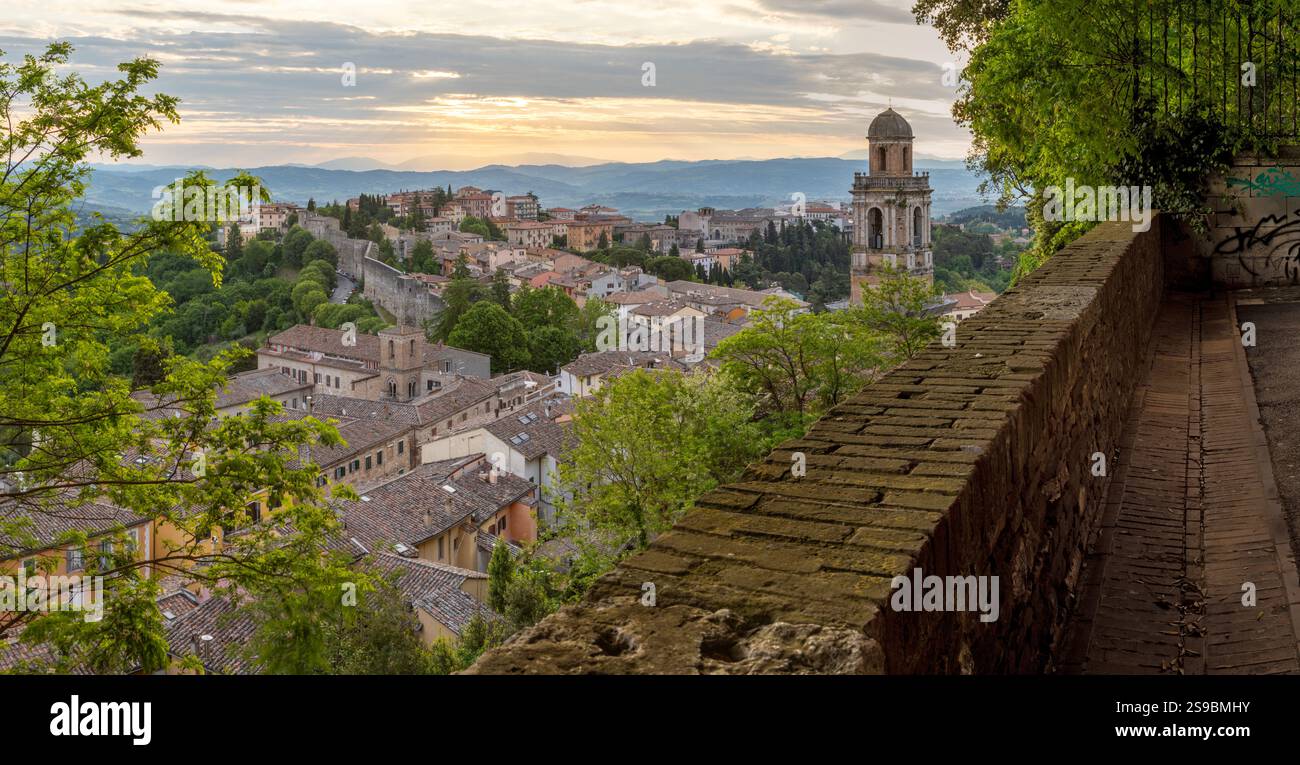 Pérouse - le regard au nord - partie est de la vieille ville dans la lumière du matin Banque D'Images