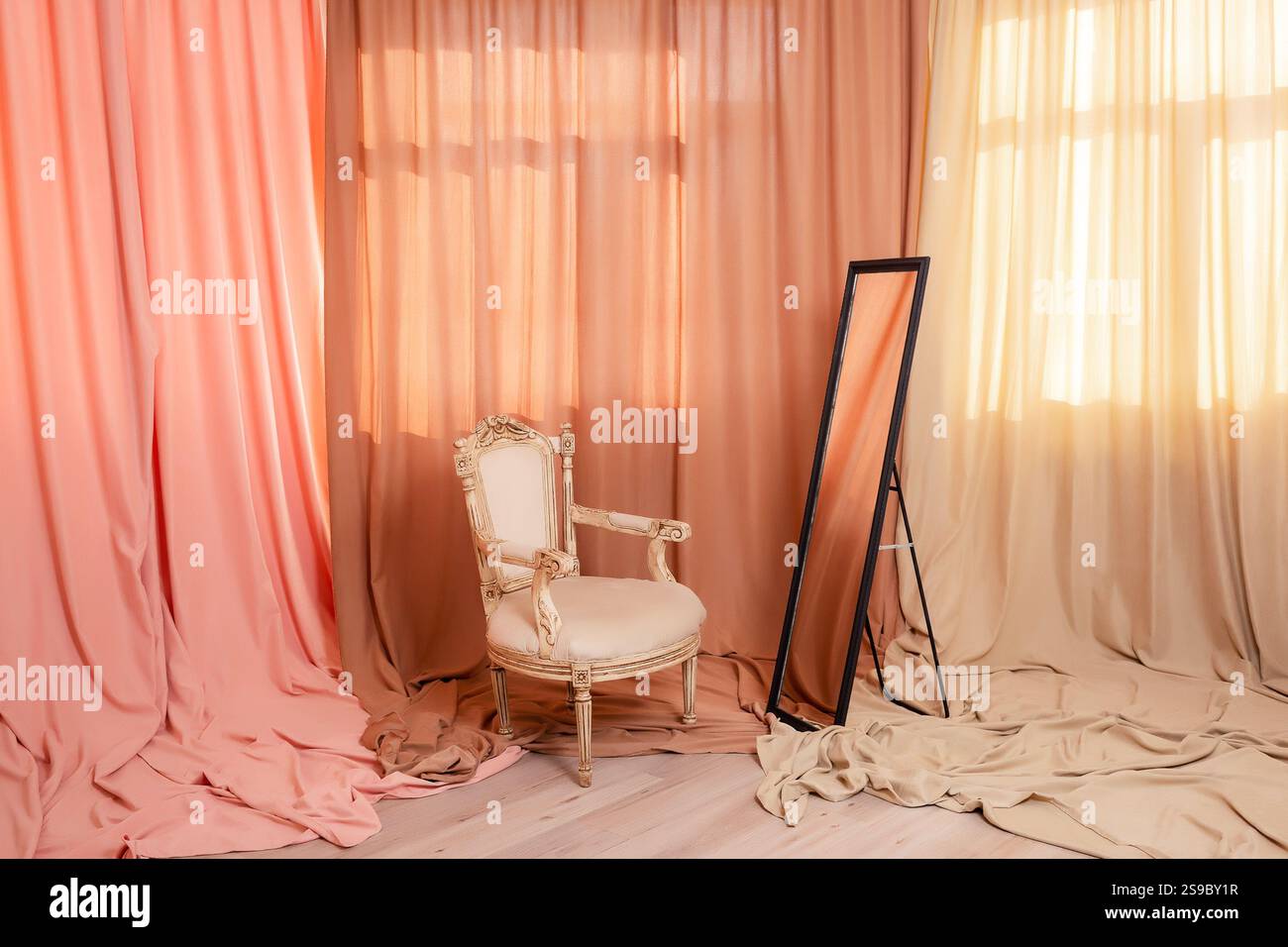 chaise en bois avec miroir noir de tissus colorés. zone photo avec des morceaux de tissus et de meubles Banque D'Images