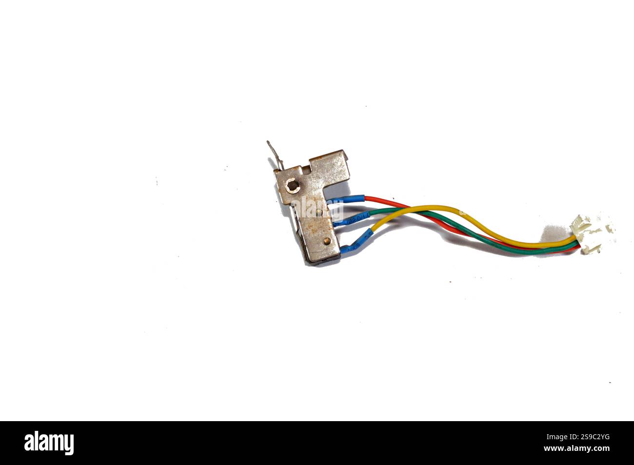 Le Caire, Égypte, 16 décembre 2024 : micro-interrupteur pièces de rechange chauffe-eau à gaz micro-interrupteur, un composant qui est déclenché en interne par un roseau métallique, causi Banque D'Images