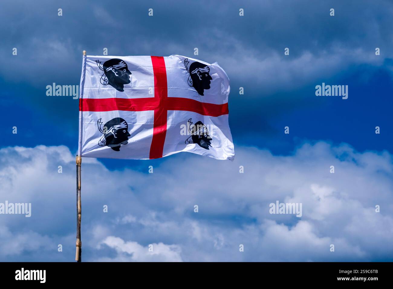 Le drapeau de la Sardaigne, également appelé les quatre Maures, symbolise l'île de Sardaigne et son peuple, flottant dans le vent. Banque D'Images