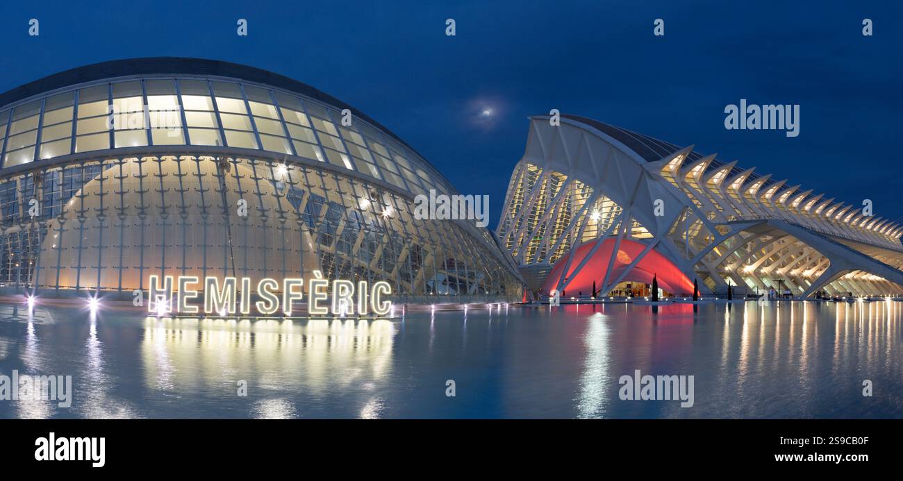 VALENCE, ESPAGNE - 15 FÉVRIER 2022 : la Cité des Arts - Henisferic, musée des Sciences conçu par l'architecte valencien Santiago Calatrava. Banque D'Images