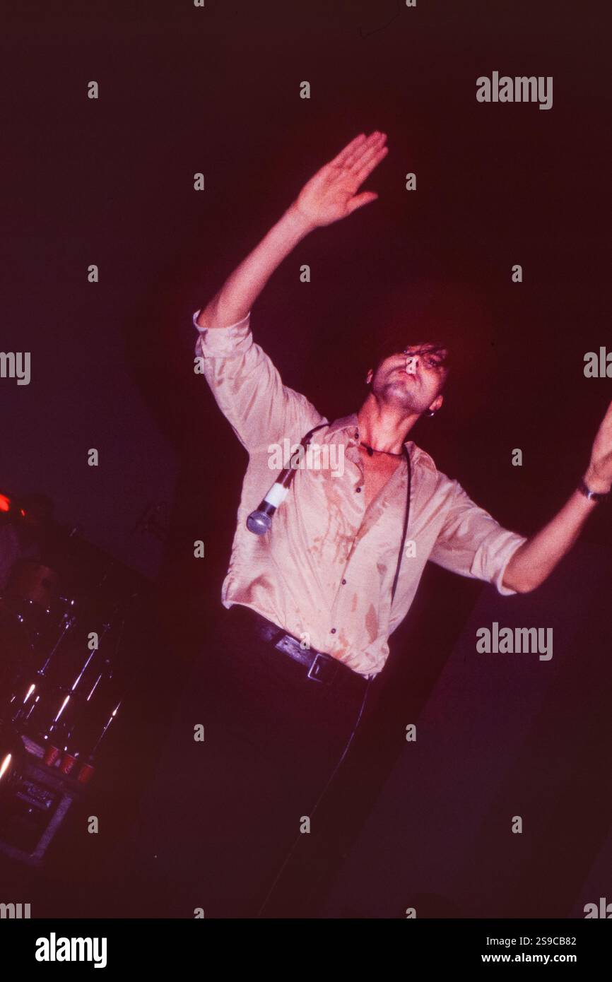 BRETT ANDERSON, GROUPE DE SUEDE, 1994 : Brett Anderson de Suede participe à la Dog Man Star UK Tour au Newport Centre à Newport, pays de Galles, Royaume-Uni, le 20 décembre 1994. C'est l'une des premières performances live que Suede donne avec leur nouveau guitariste Richard Oakes. Photographie : Rob Watkins Banque D'Images