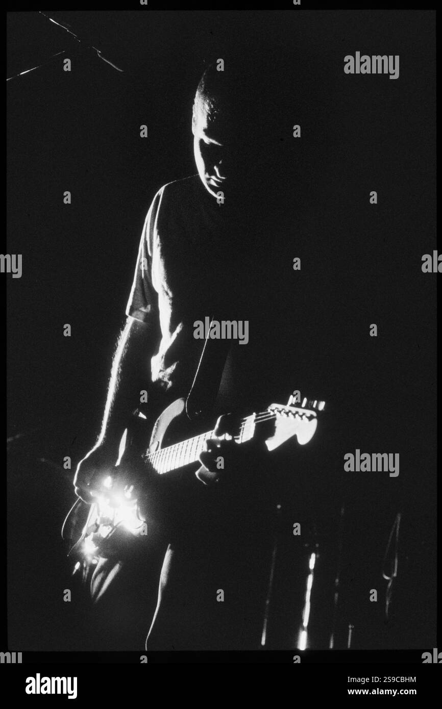 BOB MOLD, SUGAR, COPPER BLUE TOUR, 1992 : Bob Mould du légendaire groupe de grunge Sugar lors de leur tournée Copper Blue Tour à l'Université de Cardiff le 17 décembre 1992. Photographie : Rob Watkins. INFO : Sugar, un groupe de rock alternatif américain formé en 1992 à Athens, en Géorgie, par Bob Mould, a été acclamé pour son mélange d'énergie punk et de hooks mélodiques. Des tubes comme If I Can't change Your Mind et Helpless ont consolidé leur statut d'icônes du rock indépendant des années 90. Banque D'Images