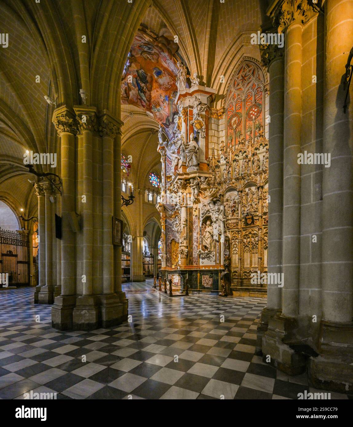 Intérieur de la cathédrale de Tolède. L'une des caractéristiques les plus remarquables de la cathédrale est le retable baroque appelé El transparente. Banque D'Images Intérieur de la cathédrale de Tolède. L'une des caractéristiques les plus remarquables de la cathédrale est le retable baroque appelé El transparente. Banque D'Images