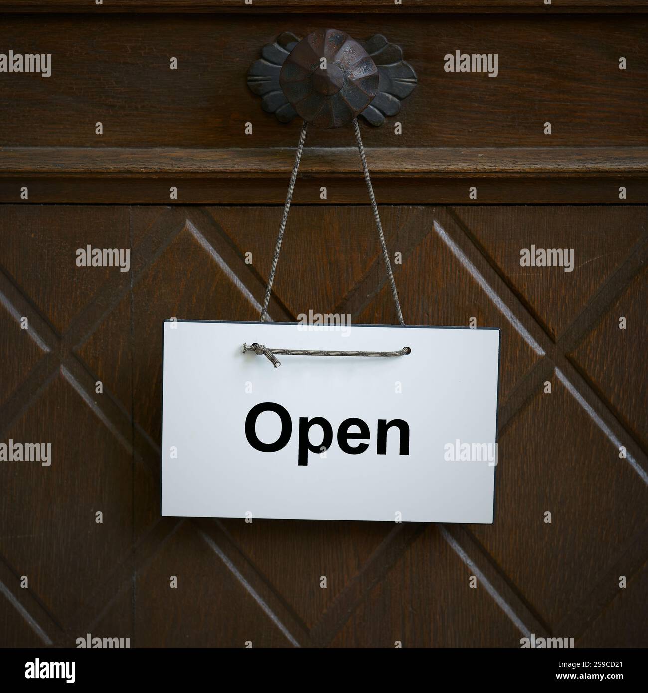 Signe sur une porte d'entrée avec le mot anglais Open Banque D'Images