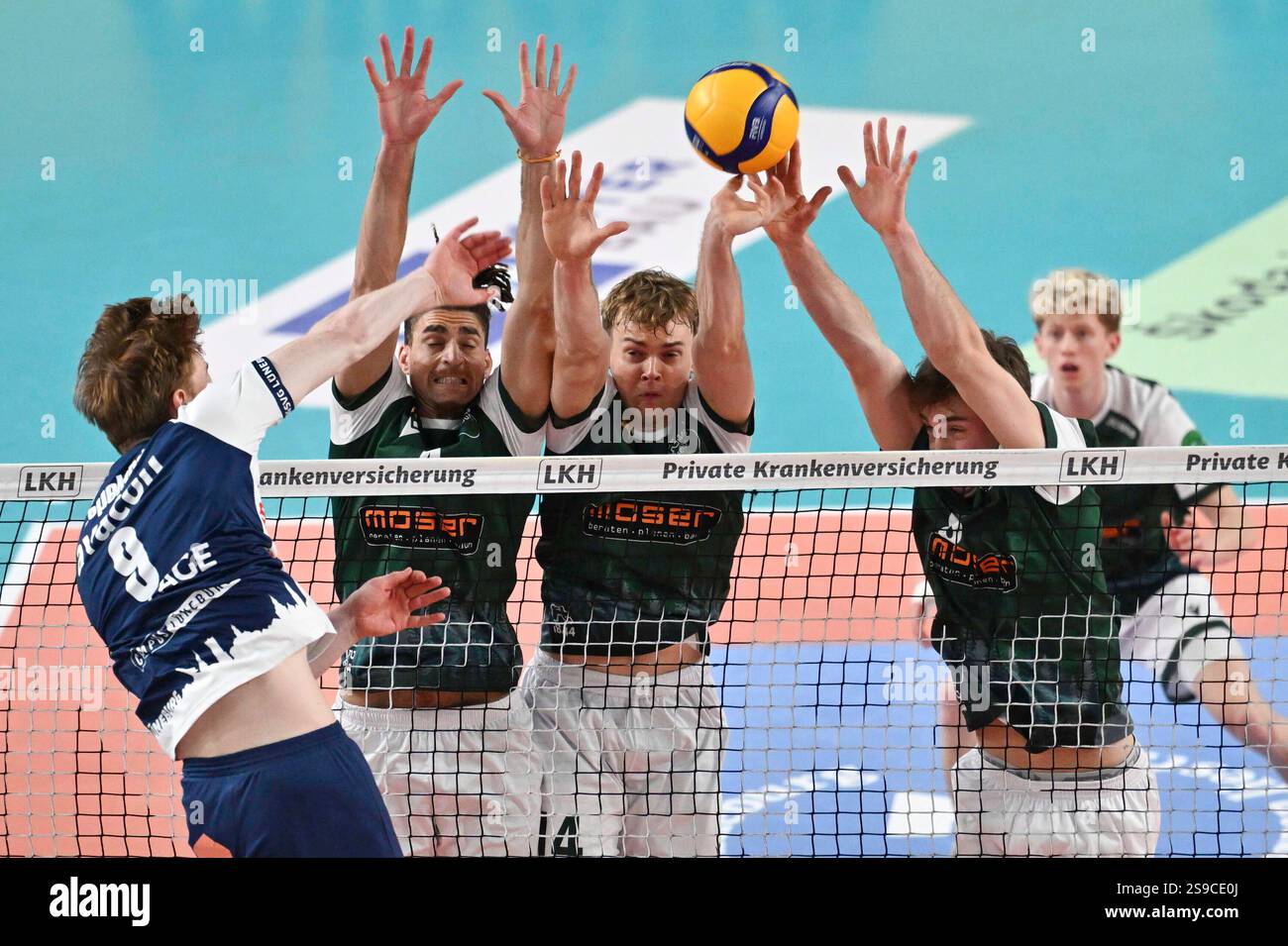 25.01.2025, LKH Arena, Lueneburg, GER ; 1. VBL, SVG Lueneburg vs FT 1844 Freiburg im Bild Oskar Espeland (Lueneburg #09) versucht sich gegen Kevin Kobrine (Freiburg #04), Liam Kristjanson (Freiburg #12) und Charles Figy (Freiburg #14) durchzusetzen Foto ? Nordphoto GmbH/ Witke Banque D'Images