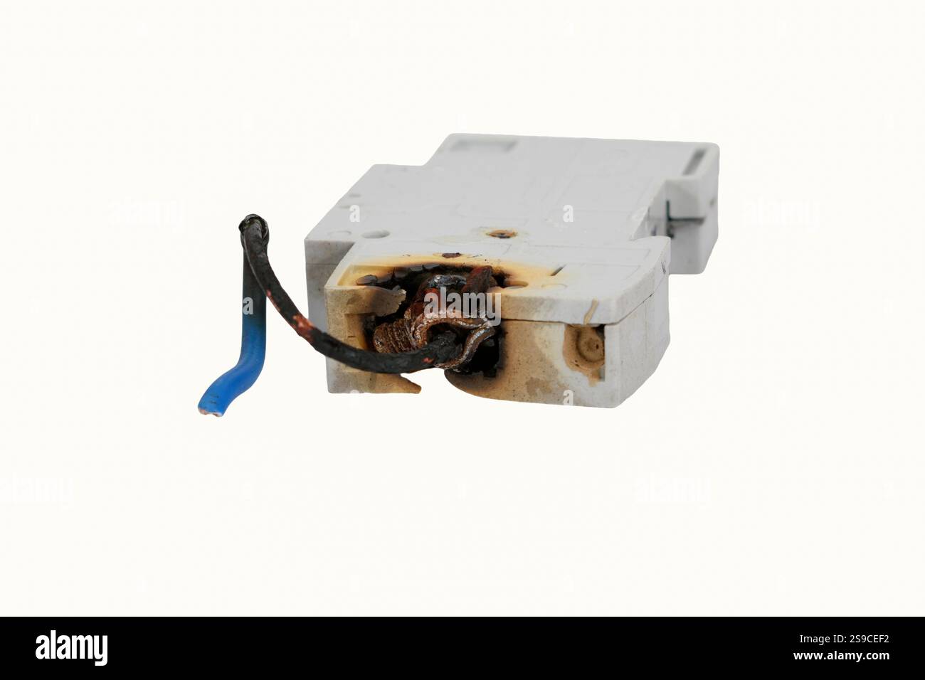 Disjoncteur électrique brûlé, boîte à fusibles sur fond blanc. Le câble brûlé Banque D'Images