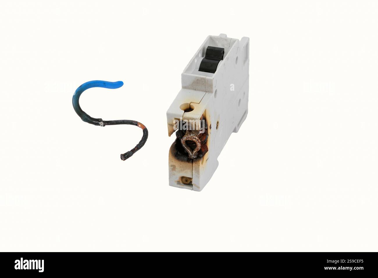 Disjoncteur électrique brûlé, boîte à fusibles sur fond blanc. Le câble brûlé Banque D'Images