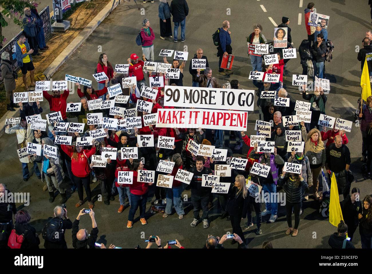 Les Israéliens se rassemblent à tel Aviv, en Israël, le 25 janvier 2025 pour protester pour la libération des 90 Israéliens supplémentaires retenus en otage par le Hamas dans la bande de Gaza. Aujourd’hui, le Hamas a libéré quatre femmes israéliennes, toutes des soldats de Tsahal, et Israël a libéré 2 000 prisonniers palestiniens lors de la deuxième libération d’otages dans le cadre du cessez-le-feu. Photo de Jim Hollander/UPI Banque D'Images Les Israéliens se rassemblent à tel Aviv, en Israël, le 25 janvier 2025 pour protester pour la libération des 90 Israéliens supplémentaires retenus en otage par le Hamas dans la bande de Gaza. Aujourd’hui, le Hamas a libéré quatre femmes israéliennes, toutes des soldats de Tsahal, et Israël a libéré 2 000 prisonniers palestiniens lors de la deuxième libération d’otages dans le cadre du cessez-le-feu. Photo de Jim Hollander/UPI Banque D'Images