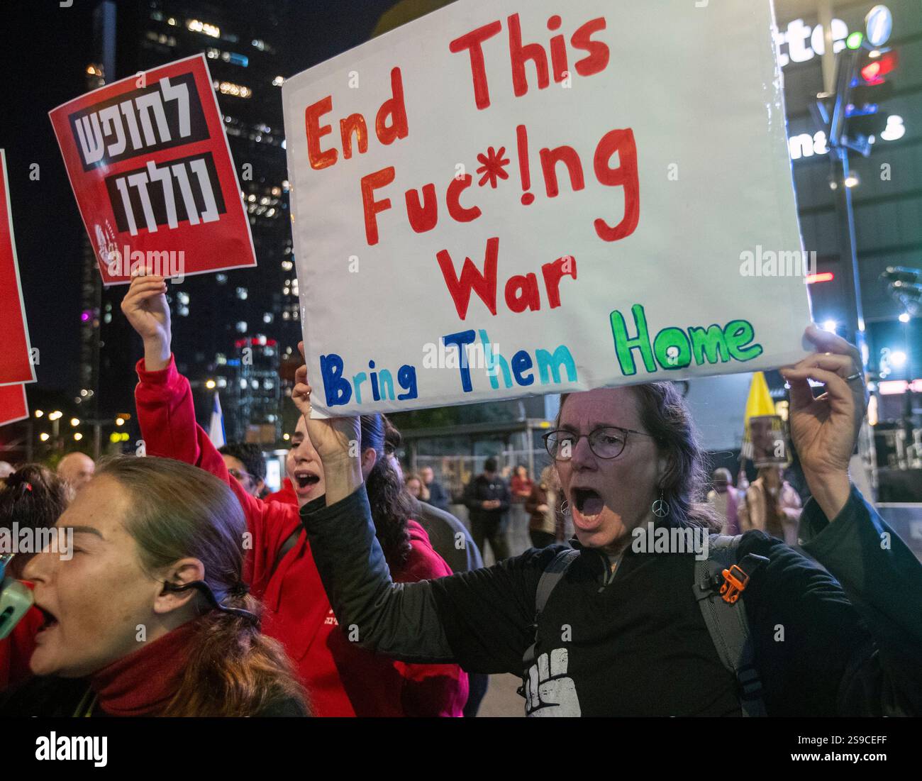 Les Israéliens se rassemblent à tel Aviv, en Israël, le 25 janvier 2025 pour protester pour la libération des 90 Israéliens supplémentaires retenus en otage par le Hamas dans la bande de Gaza. Aujourd’hui, le Hamas a libéré quatre femmes israéliennes, toutes des soldats de Tsahal, et Israël a libéré 2 000 prisonniers palestiniens lors de la deuxième libération d’otages dans le cadre du cessez-le-feu. Photo de Jim Hollander/UPI Banque D'Images Les Israéliens se rassemblent à tel Aviv, en Israël, le 25 janvier 2025 pour protester pour la libération des 90 Israéliens supplémentaires retenus en otage par le Hamas dans la bande de Gaza. Aujourd’hui, le Hamas a libéré quatre femmes israéliennes, toutes des soldats de Tsahal, et Israël a libéré 2 000 prisonniers palestiniens lors de la deuxième libération d’otages dans le cadre du cessez-le-feu. Photo de Jim Hollander/UPI Banque D'Images