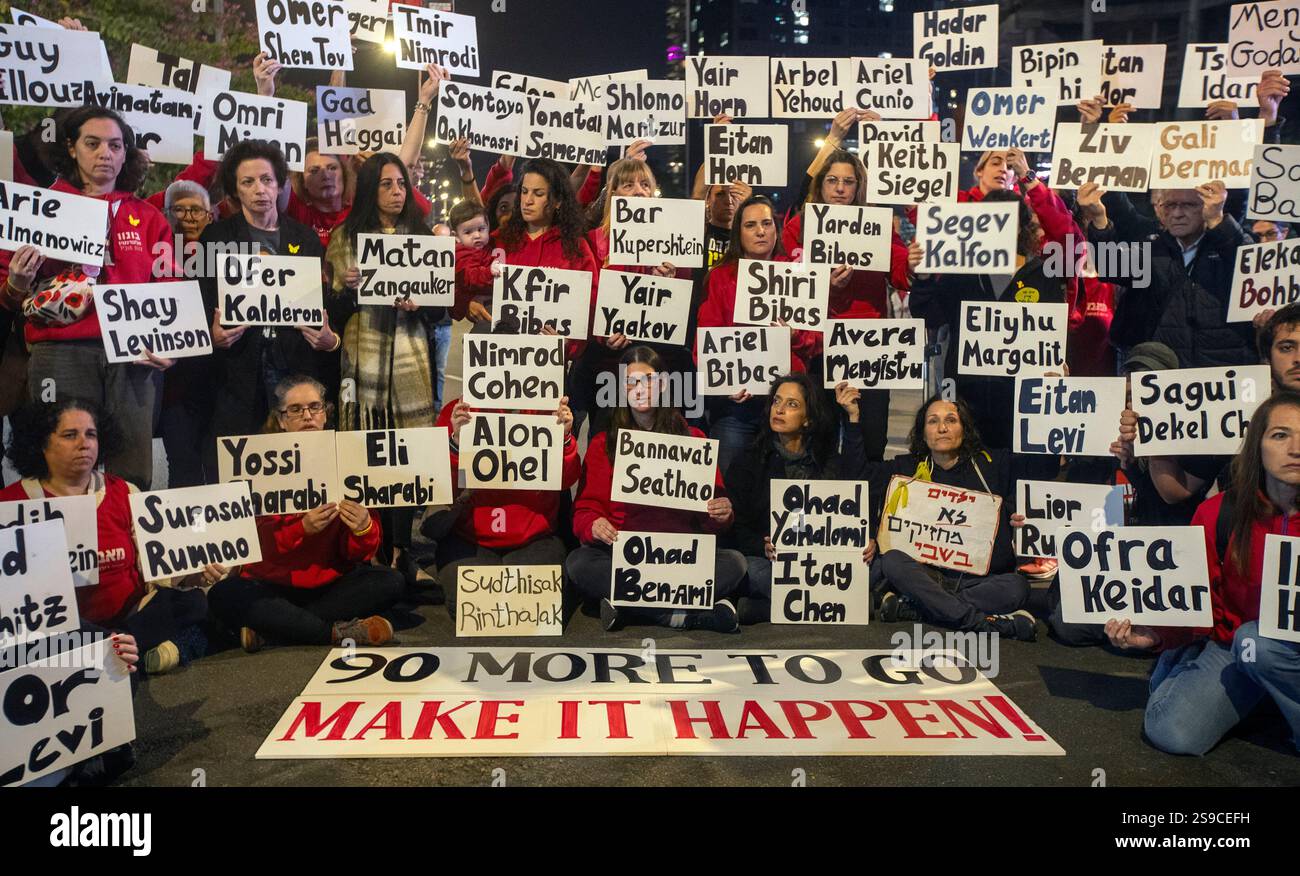 Les Israéliens se rassemblent à tel Aviv, en Israël, le 25 janvier 2025 pour protester pour la libération des 90 Israéliens supplémentaires retenus en otage par le Hamas dans la bande de Gaza. Aujourd’hui, le Hamas a libéré quatre femmes israéliennes, toutes des soldats de Tsahal, et Israël a libéré 2 000 prisonniers palestiniens lors de la deuxième libération d’otages dans le cadre du cessez-le-feu. Photo de Jim Hollander/UPI Banque D'Images Les Israéliens se rassemblent à tel Aviv, en Israël, le 25 janvier 2025 pour protester pour la libération des 90 Israéliens supplémentaires retenus en otage par le Hamas dans la bande de Gaza. Aujourd’hui, le Hamas a libéré quatre femmes israéliennes, toutes des soldats de Tsahal, et Israël a libéré 2 000 prisonniers palestiniens lors de la deuxième libération d’otages dans le cadre du cessez-le-feu. Photo de Jim Hollander/UPI Banque D'Images