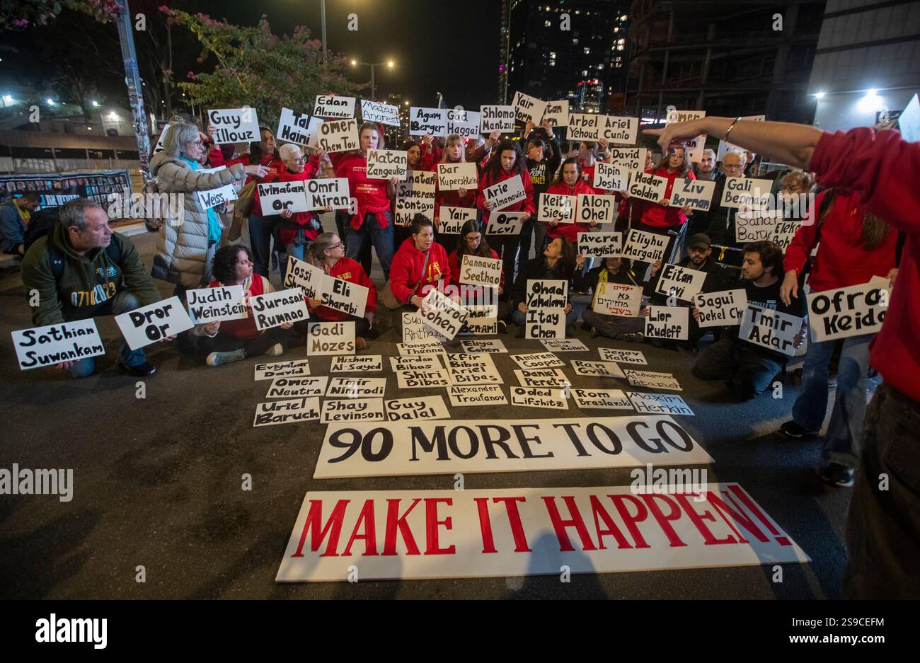 Les Israéliens se rassemblent à tel Aviv, en Israël, le 25 janvier 2025 pour protester pour la libération des 90 Israéliens supplémentaires retenus en otage par le Hamas dans la bande de Gaza. Aujourd’hui, le Hamas a libéré quatre femmes israéliennes, toutes des soldats de Tsahal, et Israël a libéré 2 000 prisonniers palestiniens lors de la deuxième libération d’otages dans le cadre du cessez-le-feu. Photo de Jim Hollander/UPI Banque D'Images Les Israéliens se rassemblent à tel Aviv, en Israël, le 25 janvier 2025 pour protester pour la libération des 90 Israéliens supplémentaires retenus en otage par le Hamas dans la bande de Gaza. Aujourd’hui, le Hamas a libéré quatre femmes israéliennes, toutes des soldats de Tsahal, et Israël a libéré 2 000 prisonniers palestiniens lors de la deuxième libération d’otages dans le cadre du cessez-le-feu. Photo de Jim Hollander/UPI Banque D'Images