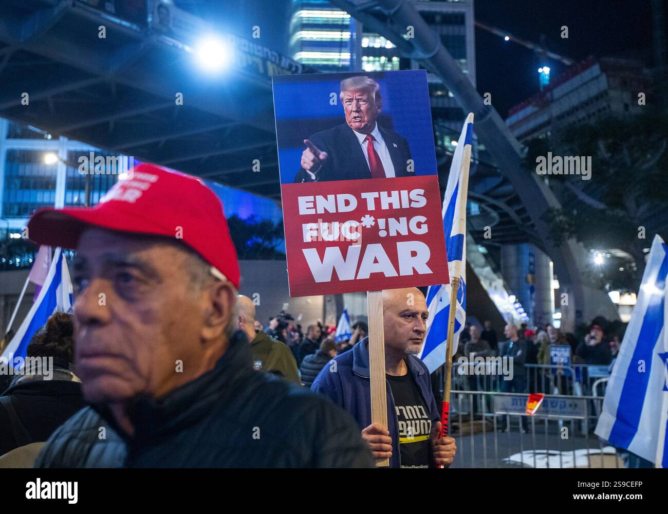 Une pancarte cariesqa israélienne appelant le président américain Donald Trump à « mettre fin à cette GUERRE du FUC*ing » alors que des milliers de personnes se rassemblent à tel Aviv, en Israël, le 25 janvier 2025 pour protester pour la libération des 90 Israéliens supplémentaires retenus en otage par le Hamas dans la bande de Gaza. Aujourd’hui, le Hamas a libéré quatre femmes israéliennes, toutes des soldats de Tsahal, et Israël a libéré 2 000 prisonniers palestiniens lors de la deuxième libération d’otages dans le cadre du cessez-le-feu. Photo de Jim Hollander/UPI Banque D'Images Une pancarte cariesqa israélienne appelant le président américain Donald Trump à « mettre fin à cette GUERRE du FUC*ing » alors que des milliers de personnes se rassemblent à tel Aviv, en Israël, le 25 janvier 2025 pour protester pour la libération des 90 Israéliens supplémentaires retenus en otage par le Hamas dans la bande de Gaza. Aujourd’hui, le Hamas a libéré quatre femmes israéliennes, toutes des soldats de Tsahal, et Israël a libéré 2 000 prisonniers palestiniens lors de la deuxième libération d’otages dans le cadre du cessez-le-feu. Photo de Jim Hollander/UPI Banque D'Images