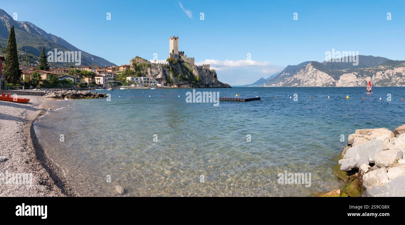 Malcesine - La plage de Lago di Garda Lake avec la ville et le château en arrière-plan. Banque D'Images