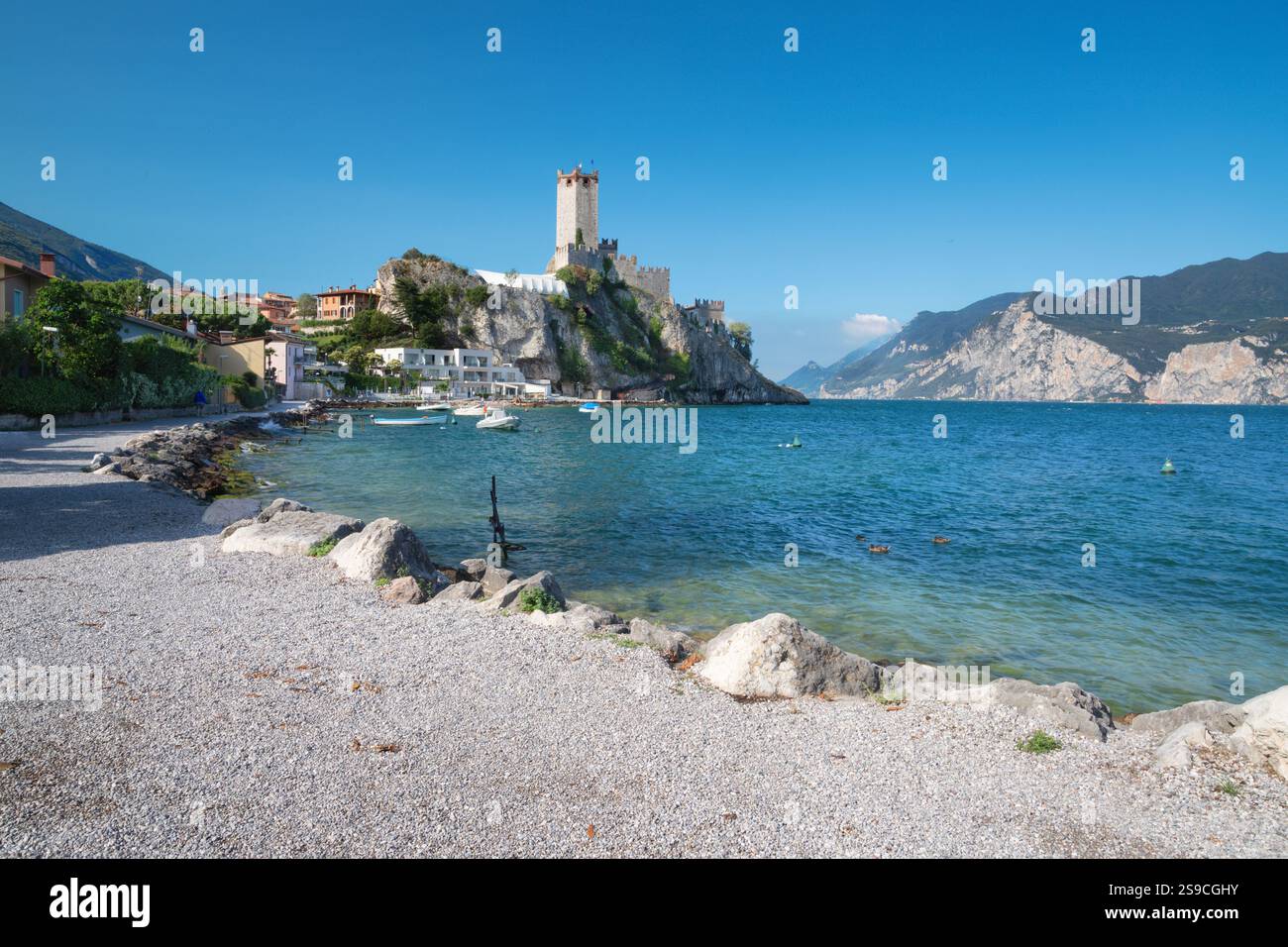 Malcesine - La plage de Lago di Garda Lake avec la ville et le château en arrière-plan. Banque D'Images