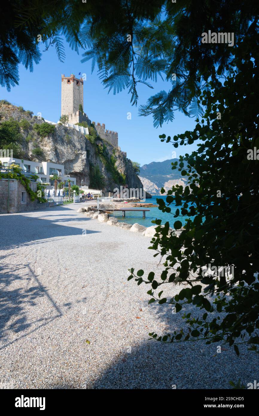 Malcesine - le front de mer du lac Lago di Garda avec le château en arrière-plan. Banque D'Images