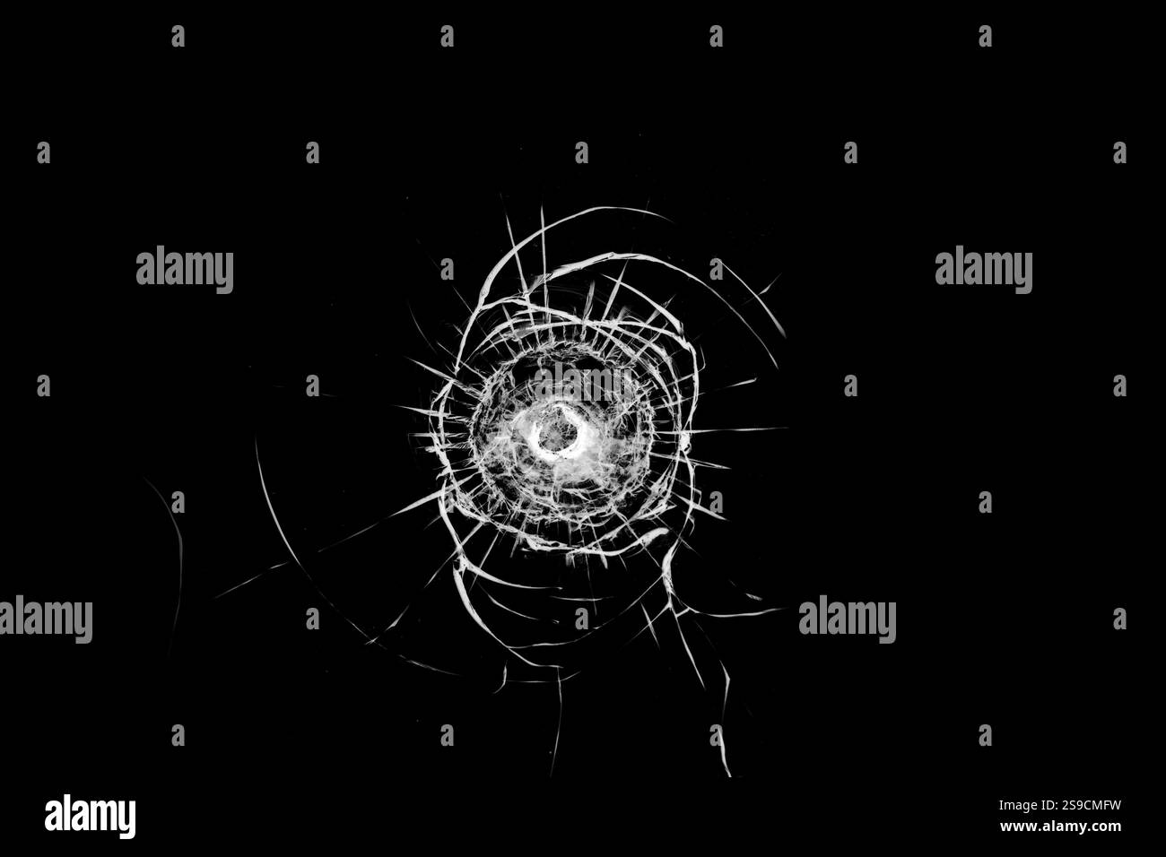 Texture de verre brisé sur un fond noir. Banque D'Images