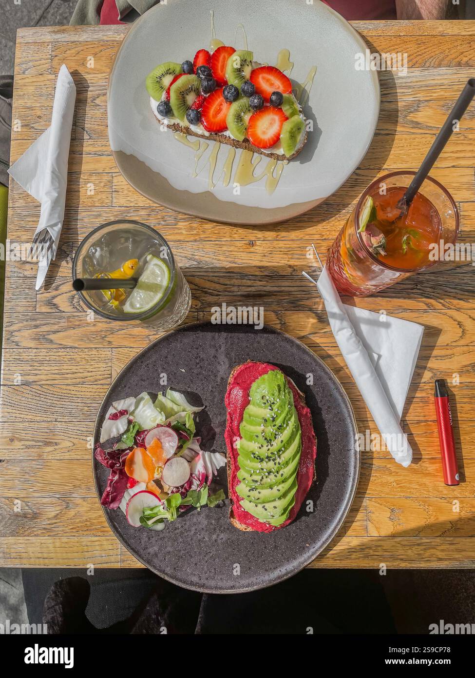 Un brunch végétarien vibrant et sain à Bucarest, en Roumanie, avec des ingrédients frais et locaux et des saveurs créatives. - Image de stock capturée avec un smartphone