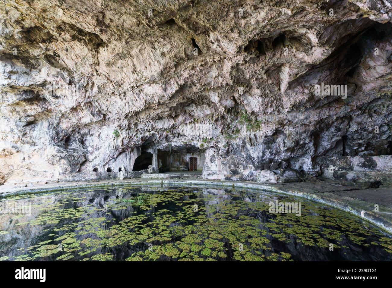 Grotte de Tibère (grotte de Tibère) et vestiges romains de la célèbre villa de Tibère ainsi qu'un site de fouilles paléonthologiques dans la province latine Banque D'Images