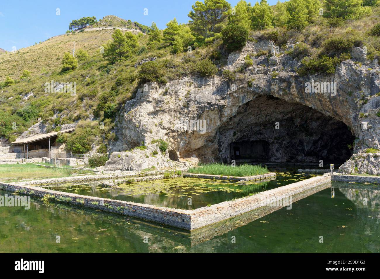 Grotte de Tibère (grotte de Tibère) et vestiges romains de la célèbre villa de Tibère ainsi qu'un site de fouilles paléonthologiques dans la province latine Banque D'Images