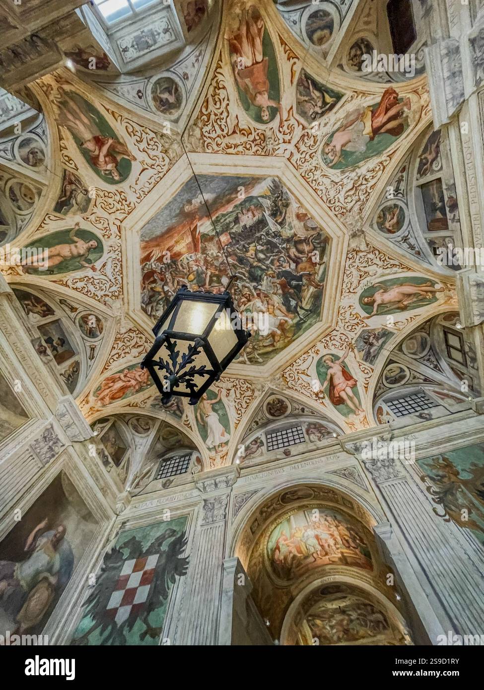 Fresques dans un palais historique de la via Garibaldi (site classé au patrimoine de l'UNESCO) à Gênes - Image de stock capturée avec un smartphone
