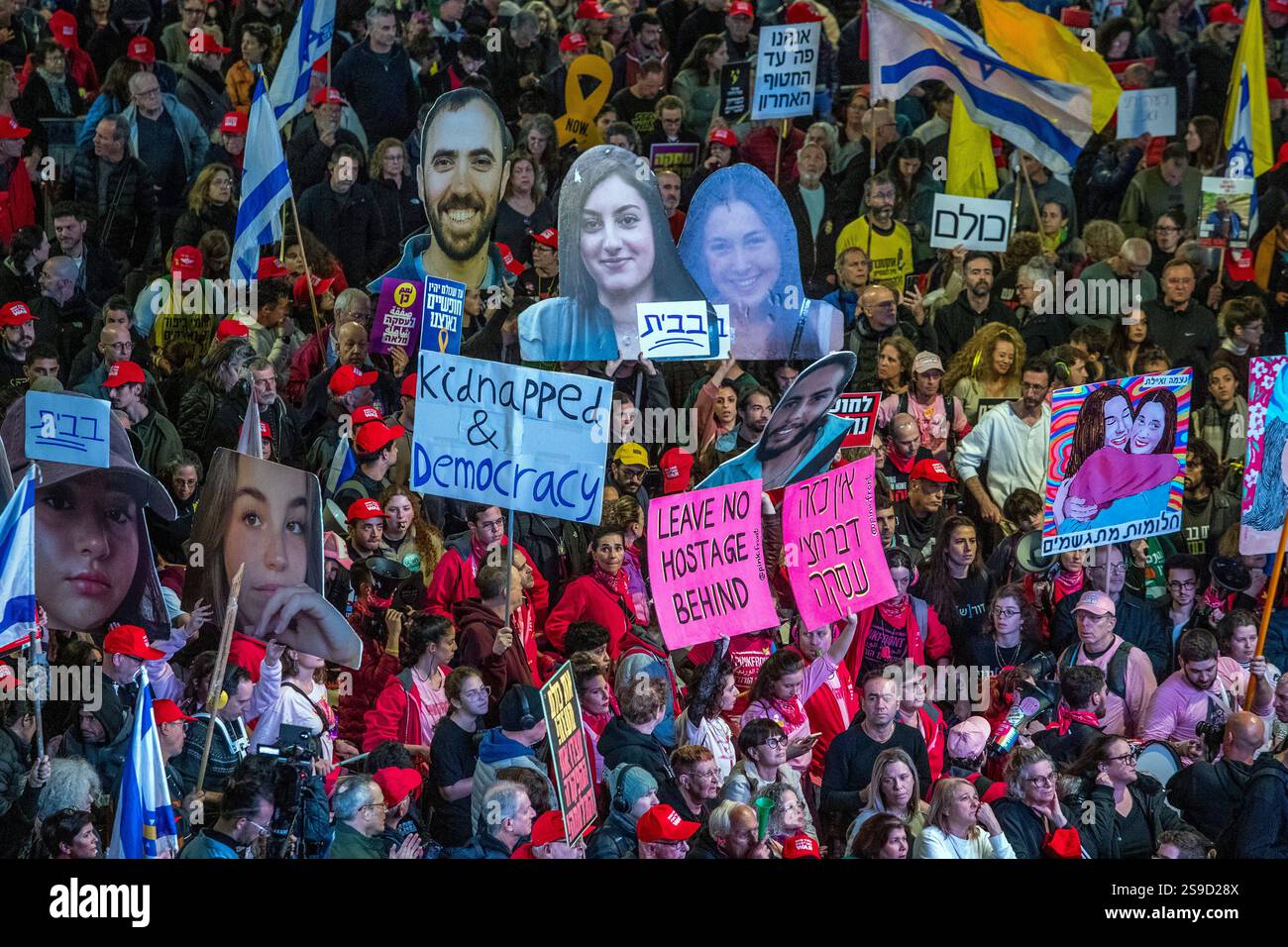 Une vue de la foule et des affiches lors de la manifestation de masse à tel Aviv, Israël, le 25 janvier 2025, appelant à la libération continue des 90 Israéliens supplémentaires retenus en otage par le Hamas dans la bande de Gaza. Aujourd’hui, le Hamas a libéré quatre femmes israéliennes, toutes des soldats de Tsahal, et Israël a libéré 2 000 prisonniers palestiniens lors de la deuxième libération d’otages dans le cadre du cessez-le-feu. Photo de Jim Hollander/UPI Banque D'Images Une vue de la foule et des affiches lors de la manifestation de masse à tel Aviv, Israël, le 25 janvier 2025, appelant à la libération continue des 90 Israéliens supplémentaires retenus en otage par le Hamas dans la bande de Gaza. Aujourd’hui, le Hamas a libéré quatre femmes israéliennes, toutes des soldats de Tsahal, et Israël a libéré 2 000 prisonniers palestiniens lors de la deuxième libération d’otages dans le cadre du cessez-le-feu. Photo de Jim Hollander/UPI Banque D'Images