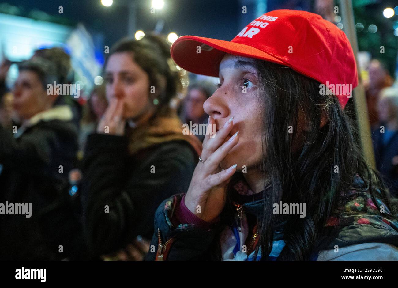 Les Israéliens écoutent les membres des familles d’otages alors qu’ils parlent à une foule de milliers de personnes lors d’une manifestation de masse à tel Aviv, en Israël, le 25 janvier 2025, appelant à la libération continue des 90 Israéliens supplémentaires retenus en otage par le Hamas dans la bande de Gaza. Aujourd’hui, le Hamas a libéré quatre femmes israéliennes, toutes des soldats de Tsahal, et Israël a libéré 2 000 prisonniers palestiniens lors de la deuxième libération d’otages dans le cadre du cessez-le-feu. Photo de Jim Hollander/UPI Banque D'Images Les Israéliens écoutent les membres des familles d’otages alors qu’ils parlent à une foule de milliers de personnes lors d’une manifestation de masse à tel Aviv, en Israël, le 25 janvier 2025, appelant à la libération continue des 90 Israéliens supplémentaires retenus en otage par le Hamas dans la bande de Gaza. Aujourd’hui, le Hamas a libéré quatre femmes israéliennes, toutes des soldats de Tsahal, et Israël a libéré 2 000 prisonniers palestiniens lors de la deuxième libération d’otages dans le cadre du cessez-le-feu. Photo de Jim Hollander/UPI Banque D'Images