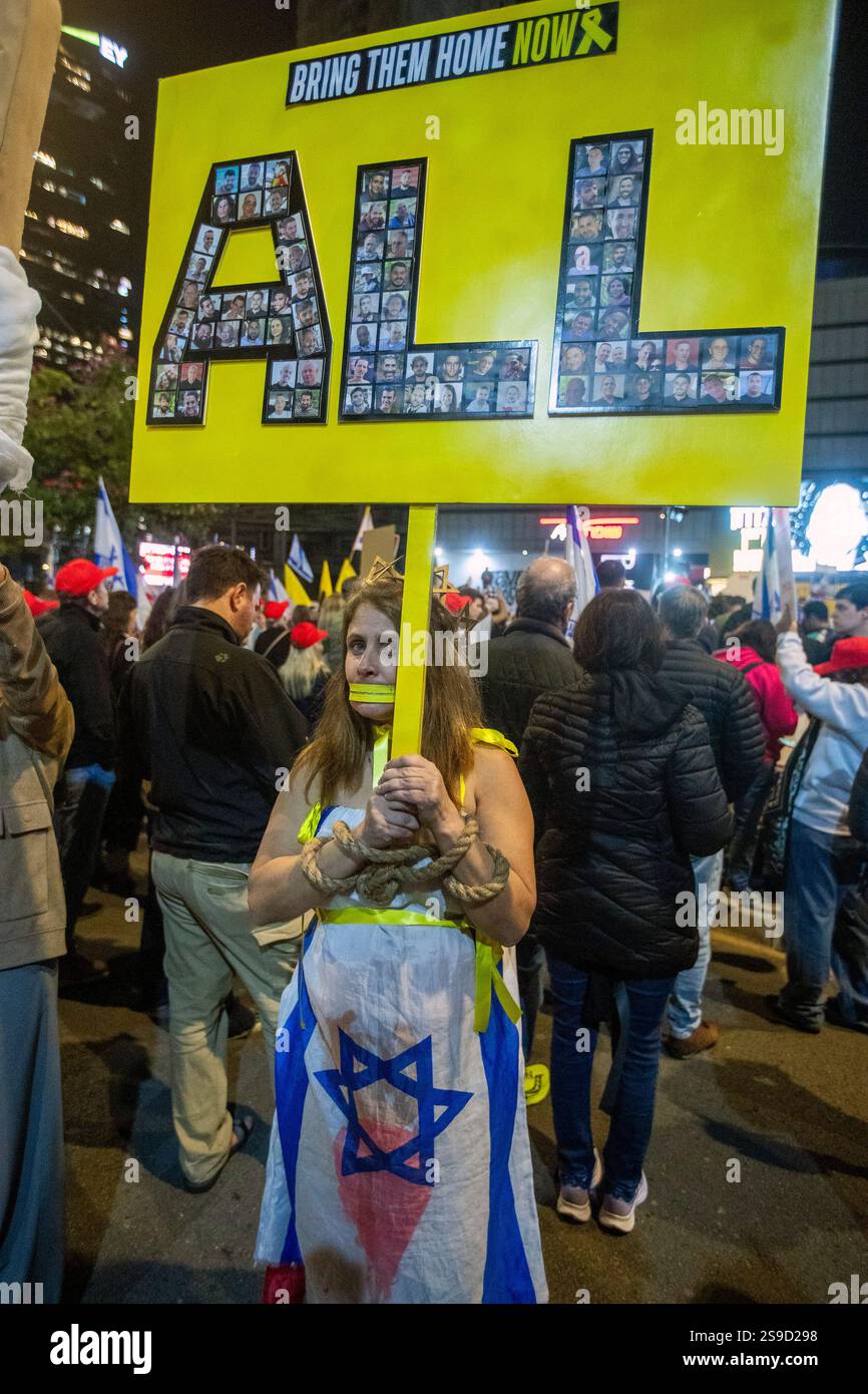 Une femme israélienne les mains attachées par une corde et une tache rouge sur son drapeau vue dans la foule de milliers de personnes lors d’une manifestation de masse à tel Aviv, Israël, le 25 janvier 2025, appelant à la libération continue des 90 Israéliens supplémentaires retenus en otage par le Hamas dans la bande de Gaza. Aujourd’hui, le Hamas a libéré quatre femmes israéliennes, toutes des soldats de Tsahal, et Israël a libéré 2 000 prisonniers palestiniens lors de la deuxième libération d’otages dans le cadre du cessez-le-feu. Photo de Jim Hollander/UPI Banque D'Images Une femme israélienne les mains attachées par une corde et une tache rouge sur son drapeau vue dans la foule de milliers de personnes lors d’une manifestation de masse à tel Aviv, Israël, le 25 janvier 2025, appelant à la libération continue des 90 Israéliens supplémentaires retenus en otage par le Hamas dans la bande de Gaza. Aujourd’hui, le Hamas a libéré quatre femmes israéliennes, toutes des soldats de Tsahal, et Israël a libéré 2 000 prisonniers palestiniens lors de la deuxième libération d’otages dans le cadre du cessez-le-feu. Photo de Jim Hollander/UPI Banque D'Images