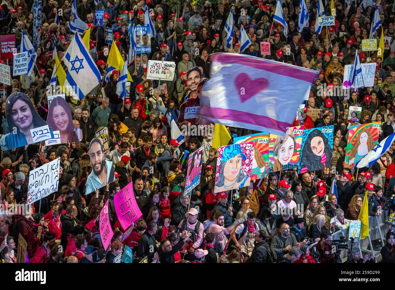 Une vue de la foule et des affiches lors de la manifestation de masse à tel Aviv, Israël, le 25 janvier 2025, appelant à la libération continue des 90 Israéliens supplémentaires retenus en otage par le Hamas dans la bande de Gaza. Aujourd’hui, le Hamas a libéré quatre femmes israéliennes, toutes des soldats de Tsahal, et Israël a libéré 2 000 prisonniers palestiniens lors de la deuxième libération d’otages dans le cadre du cessez-le-feu. Photo de Jim Hollander/UPI Banque D'Images Une vue de la foule et des affiches lors de la manifestation de masse à tel Aviv, Israël, le 25 janvier 2025, appelant à la libération continue des 90 Israéliens supplémentaires retenus en otage par le Hamas dans la bande de Gaza. Aujourd’hui, le Hamas a libéré quatre femmes israéliennes, toutes des soldats de Tsahal, et Israël a libéré 2 000 prisonniers palestiniens lors de la deuxième libération d’otages dans le cadre du cessez-le-feu. Photo de Jim Hollander/UPI Banque D'Images