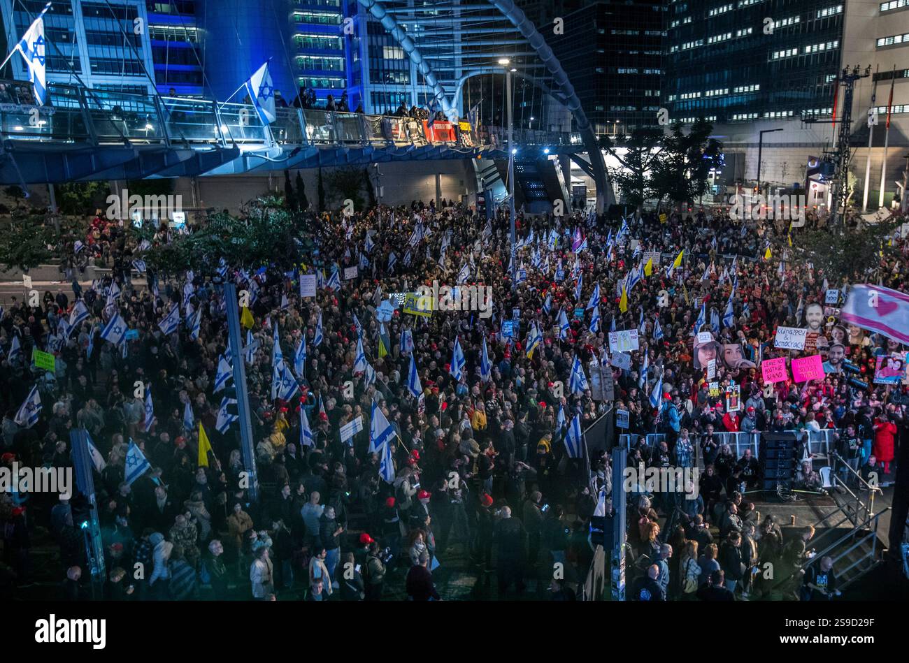 Une vue de la foule et des affiches lors de la manifestation de masse à tel Aviv, Israël, le 25 janvier 2025, appelant à la libération continue des 90 Israéliens supplémentaires retenus en otage par le Hamas dans la bande de Gaza. Aujourd’hui, le Hamas a libéré quatre femmes israéliennes, toutes des soldats de Tsahal, et Israël a libéré 2 000 prisonniers palestiniens lors de la deuxième libération d’otages dans le cadre du cessez-le-feu. Photo de Jim Hollander/UPI Banque D'Images Une vue de la foule et des affiches lors de la manifestation de masse à tel Aviv, Israël, le 25 janvier 2025, appelant à la libération continue des 90 Israéliens supplémentaires retenus en otage par le Hamas dans la bande de Gaza. Aujourd’hui, le Hamas a libéré quatre femmes israéliennes, toutes des soldats de Tsahal, et Israël a libéré 2 000 prisonniers palestiniens lors de la deuxième libération d’otages dans le cadre du cessez-le-feu. Photo de Jim Hollander/UPI Banque D'Images