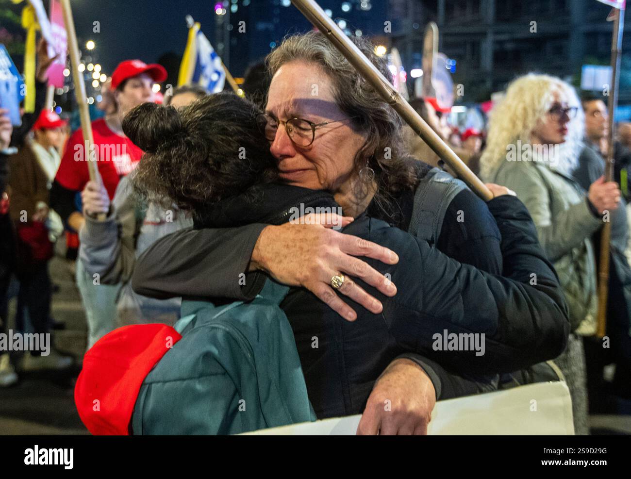 Les Israéliens se réjouissent alors qu’ils se réunissent lors d’une manifestation de masse à tel Aviv, en Israël, le 25 janvier 2025, alors qu’ils appellent à la poursuite de la libération des 90 Israéliens supplémentaires retenus en otage par le Hamas dans la bande de Gaza. Aujourd’hui, le Hamas a libéré quatre femmes israéliennes, toutes des soldats de Tsahal, et Israël a libéré 2 000 prisonniers palestiniens lors de la deuxième libération d’otages dans le cadre du cessez-le-feu. Photo de Jim Hollander/UPI Banque D'Images Les Israéliens se réjouissent alors qu’ils se réunissent lors d’une manifestation de masse à tel Aviv, en Israël, le 25 janvier 2025, alors qu’ils appellent à la poursuite de la libération des 90 Israéliens supplémentaires retenus en otage par le Hamas dans la bande de Gaza. Aujourd’hui, le Hamas a libéré quatre femmes israéliennes, toutes des soldats de Tsahal, et Israël a libéré 2 000 prisonniers palestiniens lors de la deuxième libération d’otages dans le cadre du cessez-le-feu. Photo de Jim Hollander/UPI Banque D'Images