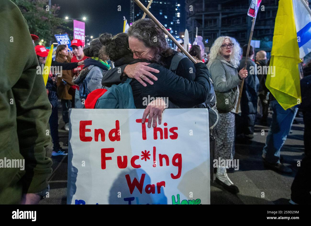 Les femmes israéliennes s’embrassent lors de la manifestation de masse à tel Aviv, en Israël, le 25 janvier 2025, appelant à la libération continue des 90 Israéliens supplémentaires retenus en otage par le Hamas dans la bande de Gaza. Aujourd’hui, le Hamas a libéré quatre femmes israéliennes, toutes des soldats de Tsahal, et Israël a libéré 2 000 prisonniers palestiniens lors de la deuxième libération d’otages dans le cadre du cessez-le-feu. Photo de Jim Hollander/UPI Banque D'Images Les femmes israéliennes s’embrassent lors de la manifestation de masse à tel Aviv, en Israël, le 25 janvier 2025, appelant à la libération continue des 90 Israéliens supplémentaires retenus en otage par le Hamas dans la bande de Gaza. Aujourd’hui, le Hamas a libéré quatre femmes israéliennes, toutes des soldats de Tsahal, et Israël a libéré 2 000 prisonniers palestiniens lors de la deuxième libération d’otages dans le cadre du cessez-le-feu. Photo de Jim Hollander/UPI Banque D'Images