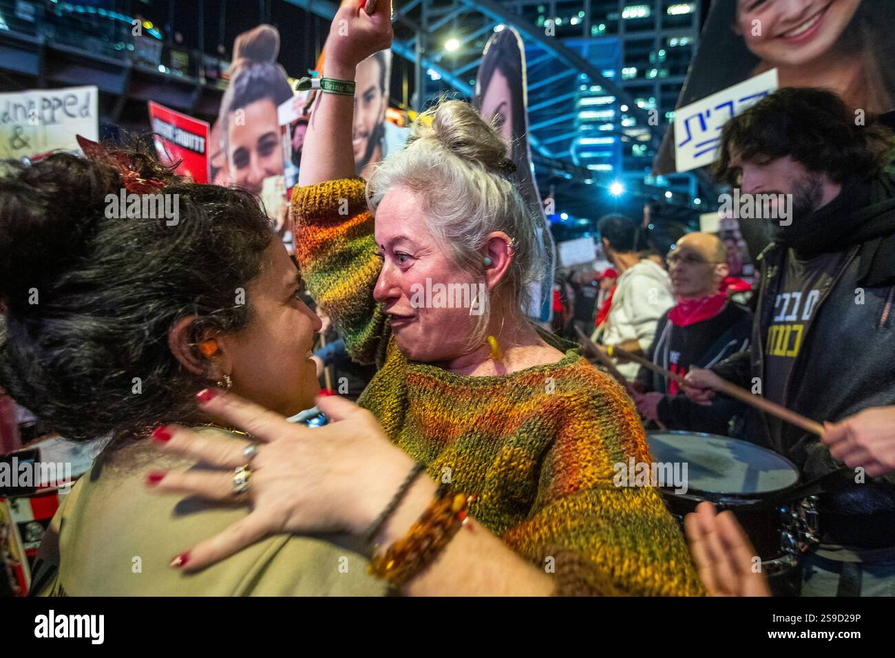 Les Israéliens se réjouissent alors qu’ils se réunissent lors d’une manifestation de masse à tel Aviv, en Israël, le 25 janvier 2025, alors qu’ils appellent à la poursuite de la libération des 90 Israéliens supplémentaires retenus en otage par le Hamas dans la bande de Gaza. Aujourd’hui, le Hamas a libéré quatre femmes israéliennes, toutes des soldats de Tsahal, et Israël a libéré 2 000 prisonniers palestiniens lors de la deuxième libération d’otages dans le cadre du cessez-le-feu. Photo de Jim Hollander/UPI Banque D'Images Les Israéliens se réjouissent alors qu’ils se réunissent lors d’une manifestation de masse à tel Aviv, en Israël, le 25 janvier 2025, alors qu’ils appellent à la poursuite de la libération des 90 Israéliens supplémentaires retenus en otage par le Hamas dans la bande de Gaza. Aujourd’hui, le Hamas a libéré quatre femmes israéliennes, toutes des soldats de Tsahal, et Israël a libéré 2 000 prisonniers palestiniens lors de la deuxième libération d’otages dans le cadre du cessez-le-feu. Photo de Jim Hollander/UPI Banque D'Images