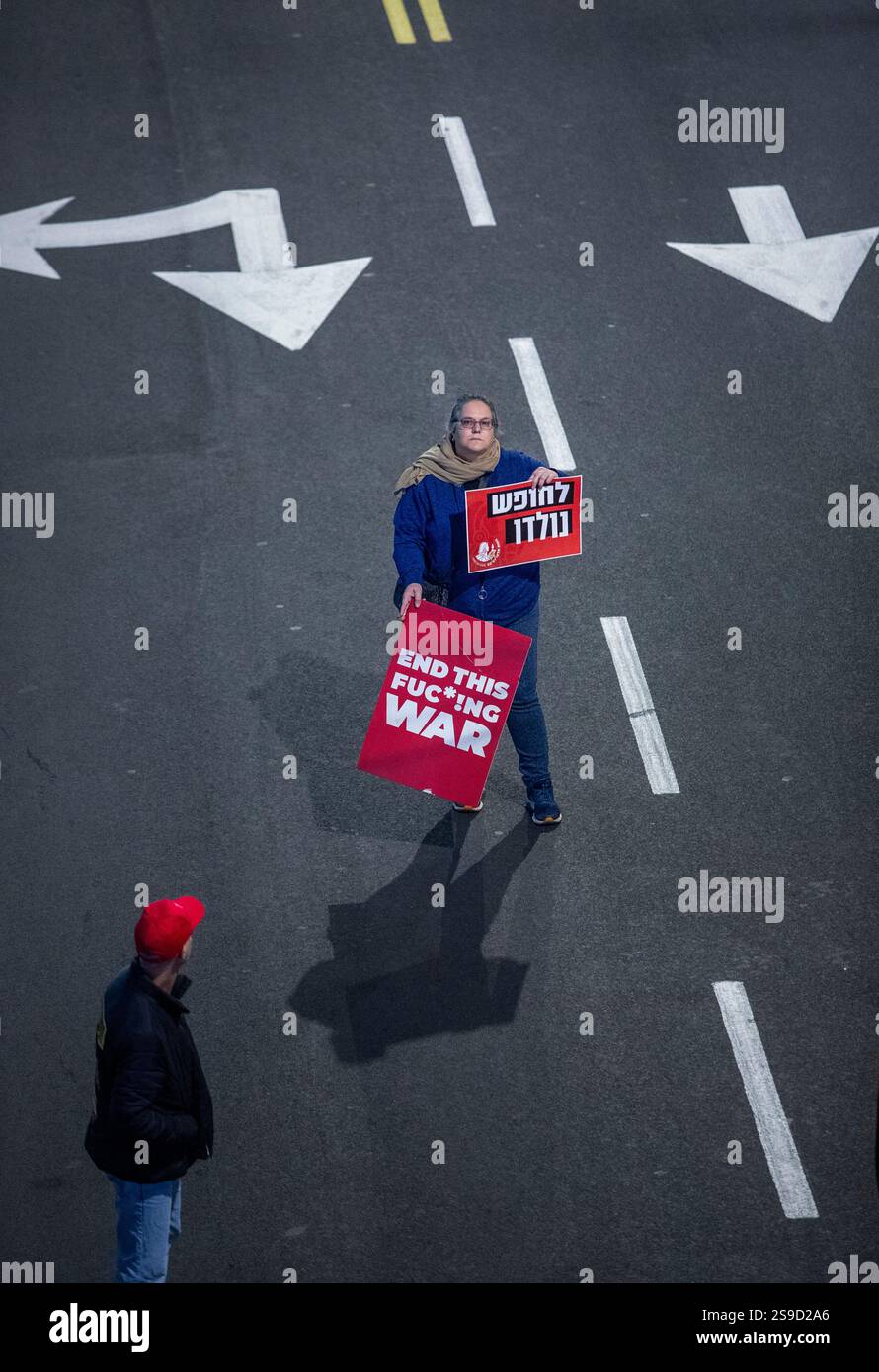 Un Israël prend part à la manifestation de masse à tel Aviv, Israël, le 25 janvier 2025, appelant à la libération continue des 90 Israéliens supplémentaires retenus en otage par le Hamas dans la bande de Gaza. Aujourd’hui, le Hamas a libéré quatre femmes israéliennes, toutes des soldats de Tsahal, et Israël a libéré 2 000 prisonniers palestiniens lors de la deuxième libération d’otages dans le cadre du cessez-le-feu. Photo de Jim Hollander/UPI Banque D'Images Un Israël prend part à la manifestation de masse à tel Aviv, Israël, le 25 janvier 2025, appelant à la libération continue des 90 Israéliens supplémentaires retenus en otage par le Hamas dans la bande de Gaza. Aujourd’hui, le Hamas a libéré quatre femmes israéliennes, toutes des soldats de Tsahal, et Israël a libéré 2 000 prisonniers palestiniens lors de la deuxième libération d’otages dans le cadre du cessez-le-feu. Photo de Jim Hollander/UPI Banque D'Images