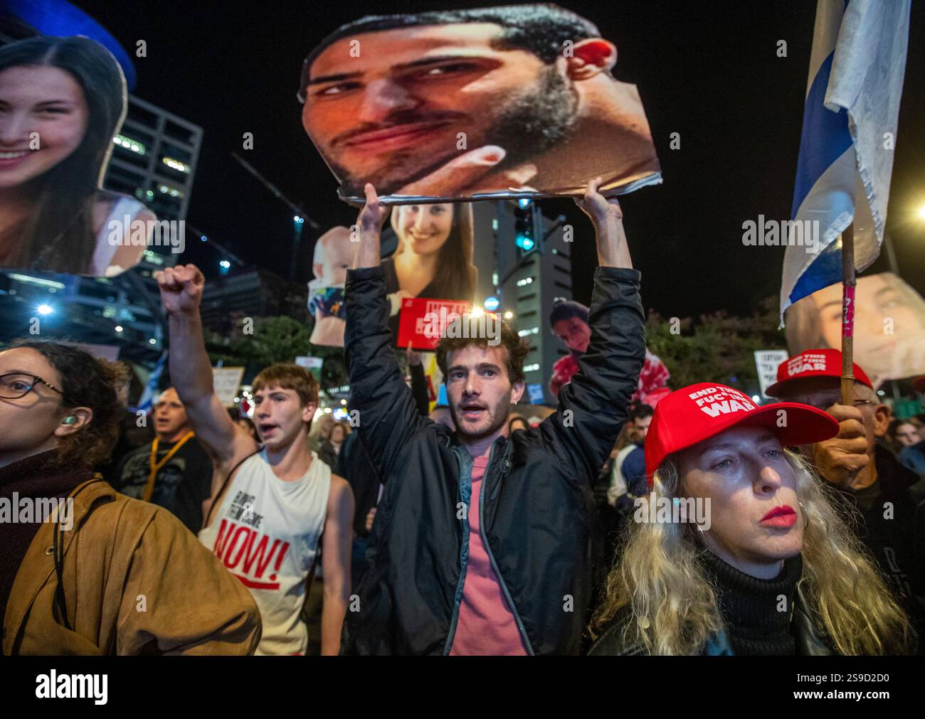 Les Israéliens réagissent en écoutant les membres des familles d’otages parler à une foule de milliers de personnes lors d’une manifestation de masse à tel Aviv, en Israël, le 25 janvier 2025, appelant à la libération continue des 90 Israéliens supplémentaires retenus en otage par le Hamas dans la bande de Gaza. Aujourd’hui, le Hamas a libéré quatre femmes israéliennes, toutes des soldats de Tsahal, et Israël a libéré 2 000 prisonniers palestiniens lors de la deuxième libération d’otages dans le cadre du cessez-le-feu. Photo de Jim Hollander/UPI Banque D'Images Les Israéliens réagissent en écoutant les membres des familles d’otages parler à une foule de milliers de personnes lors d’une manifestation de masse à tel Aviv, en Israël, le 25 janvier 2025, appelant à la libération continue des 90 Israéliens supplémentaires retenus en otage par le Hamas dans la bande de Gaza. Aujourd’hui, le Hamas a libéré quatre femmes israéliennes, toutes des soldats de Tsahal, et Israël a libéré 2 000 prisonniers palestiniens lors de la deuxième libération d’otages dans le cadre du cessez-le-feu. Photo de Jim Hollander/UPI Banque D'Images