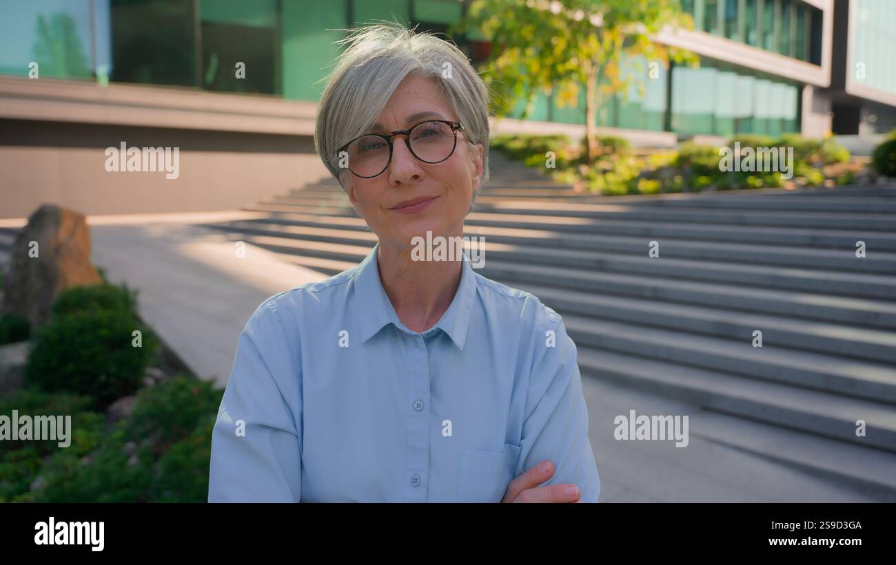 Portrait extérieur entrepreneur d'affaires adulte des années 50 vieille femme d'affaires caucasienne mature senior femme d'âge moyen femme aux cheveux gris réussie Banque D'Images