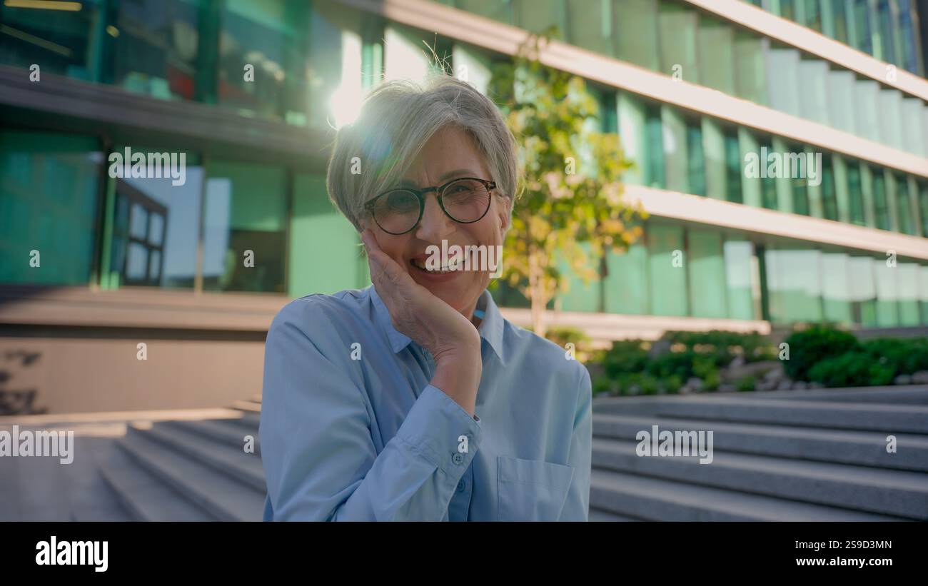 Portrait d'affaires adulte caucasien d'âge moyen des années 50 femme d'affaires dans des lunettes vieille femme femme femme femme entrepreneuse chef de la direction employeur Banque D'Images