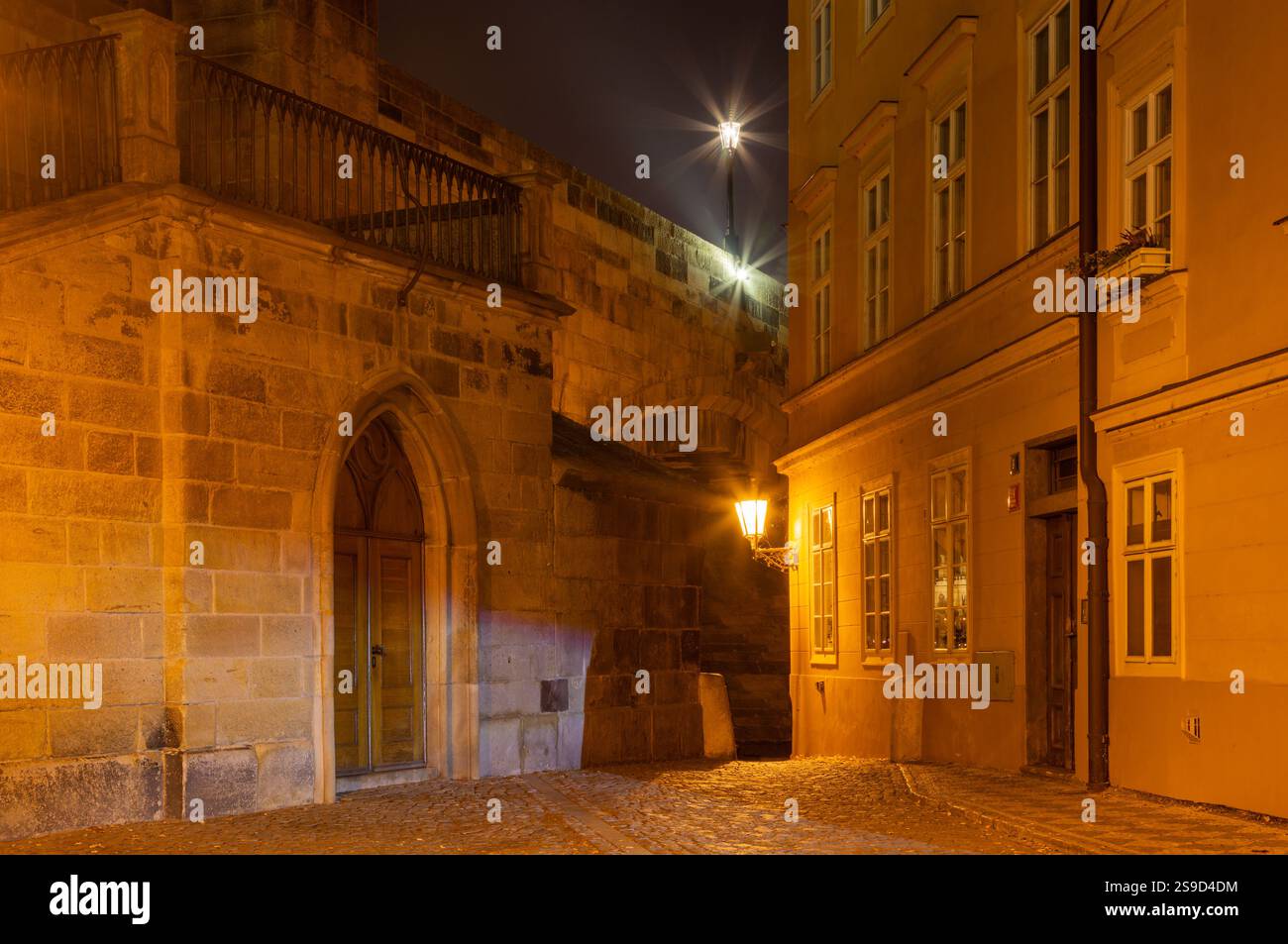 Le détail du pont Charles à Prague - escaliers la nuit Banque D'Images