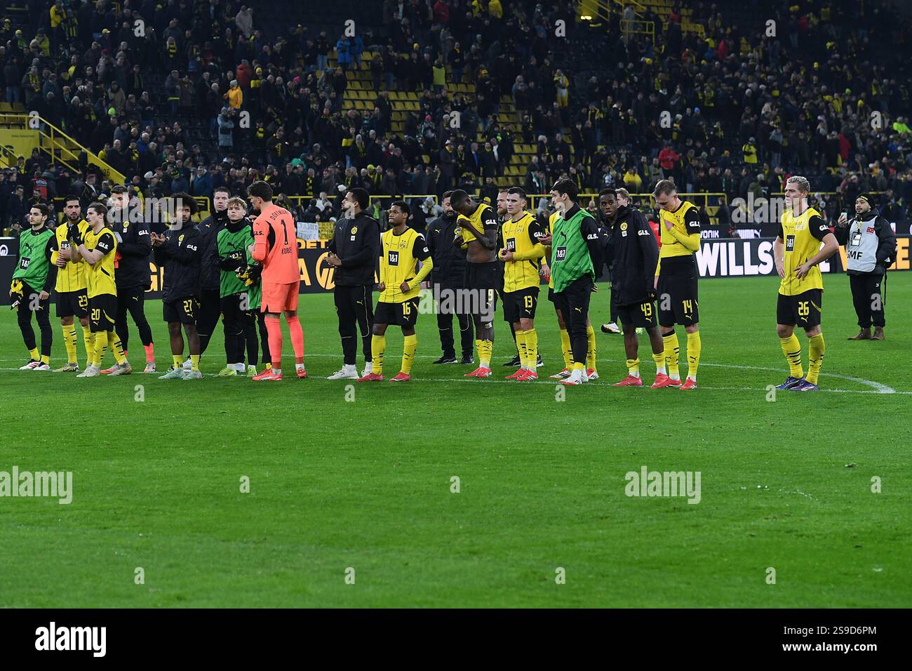 Fussball 1. Bundesliga 19. Spieltag Borussia Dortmund - SV Werder Bremen am 25.01.2025 im signal Iduna Park in Dortmund Enttaeuschte Dortmunder Spieler nach dem Spielende la réglementation DFL interdit toute utilisation de photographies comme séquences d'images et/ou quasi-vidéo. Foto : Revierfoto Banque D'Images