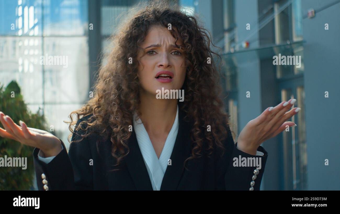 En colère fou mécontent femme caucasienne agacée fille femme d'affaires se sentent colère rage irritation expression négative regardant le conflit de caméra Banque D'Images