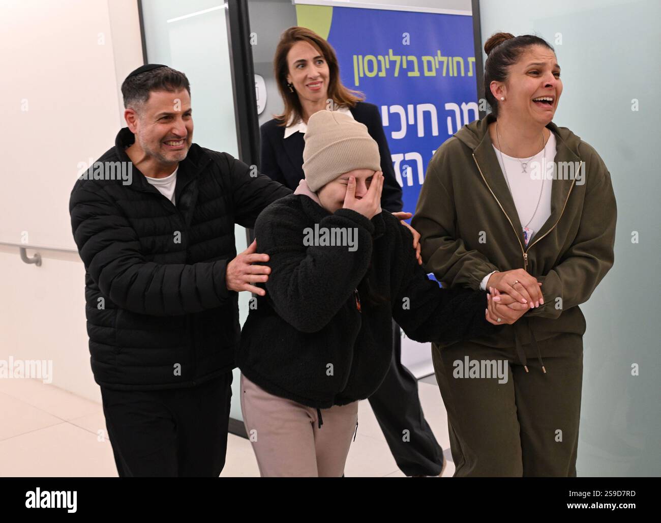 Daniella Gilboa, 20 ans, photographiée ici serrant des membres de sa famille, a été libérée par le Hamas le samedi 25 janvier 2025, avec deux autres otages féminins dans le cadre d’un accord de cessez-le-feu entre Israël et le groupe terroriste. Les femmes ont passé 477 jours en captivité après avoir été enlevées le 7 octobre 2023. Photo via Israël GPO/UPI Banque D'Images