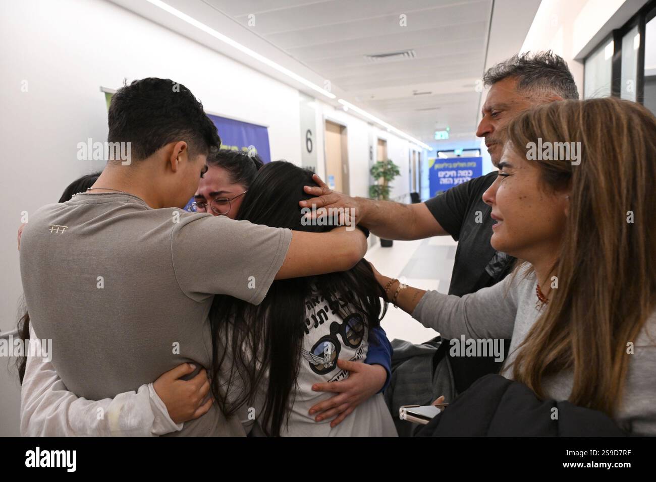 Liri Albag, 19 ans, photographiée ici serrant des membres de sa famille, a été libérée par le Hamas le samedi 25 janvier 2025, avec deux autres otages féminins dans le cadre d’un accord de cessez-le-feu entre Israël et le groupe terroriste. Les femmes ont passé 477 jours en captivité après avoir été enlevées le 7 octobre 2023. Photo via Israël GPO/UPI Banque D'Images