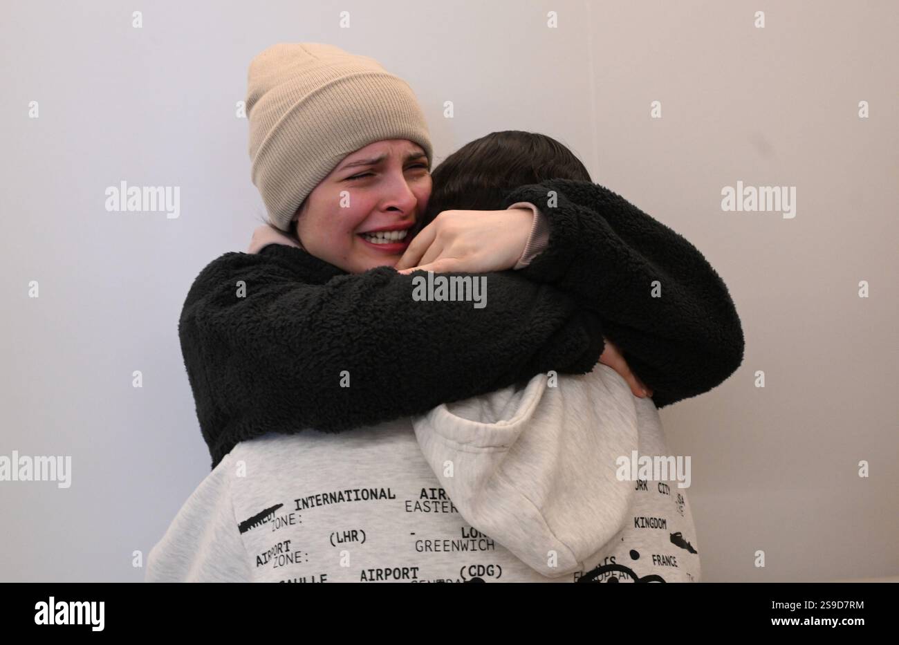 Daniella Gilboa, 20 ans, photographiée ici serrant des membres de sa famille, a été libérée par le Hamas le samedi 25 janvier 2025, avec deux autres otages féminins dans le cadre d’un accord de cessez-le-feu entre Israël et le groupe terroriste. Les femmes ont passé 477 jours en captivité après avoir été enlevées le 7 octobre 2023. Photo via Israël GPO/UPI Banque D'Images