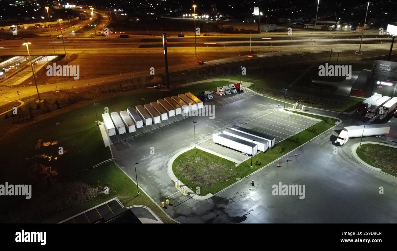 Parking, entrepôt, logistique, stockage, transport, distribution, chaîne d'approvisionnement Banque D'Images