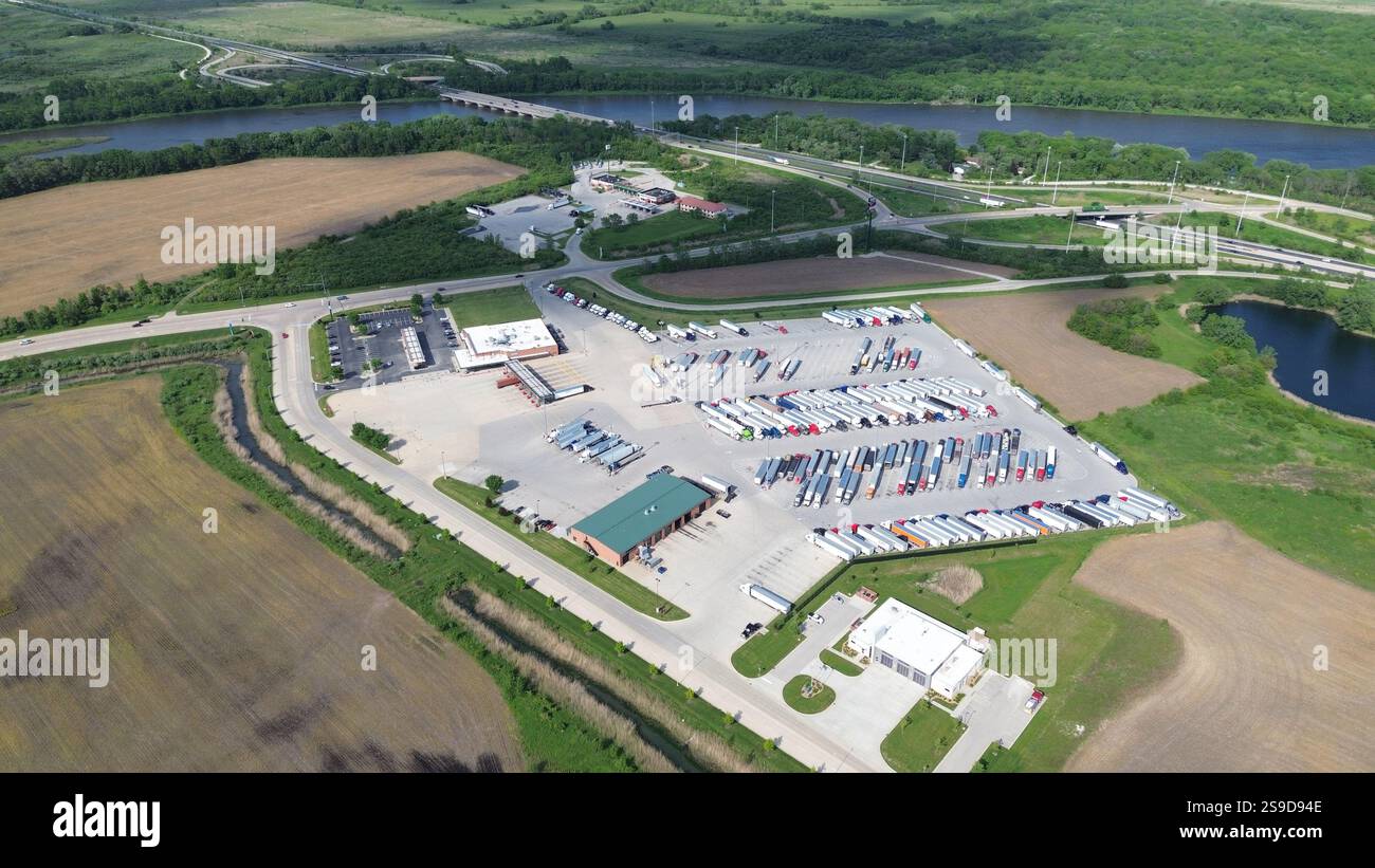 Parking, entrepôt, logistique, stockage, transport, distribution, chaîne d'approvisionnement Banque D'Images