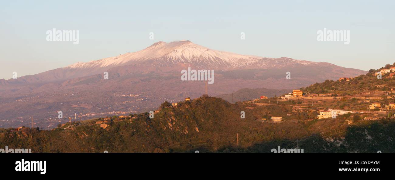 Taormina - le Mt. Etna sur la Sicilienne dans la lumière du matin. Banque D'Images