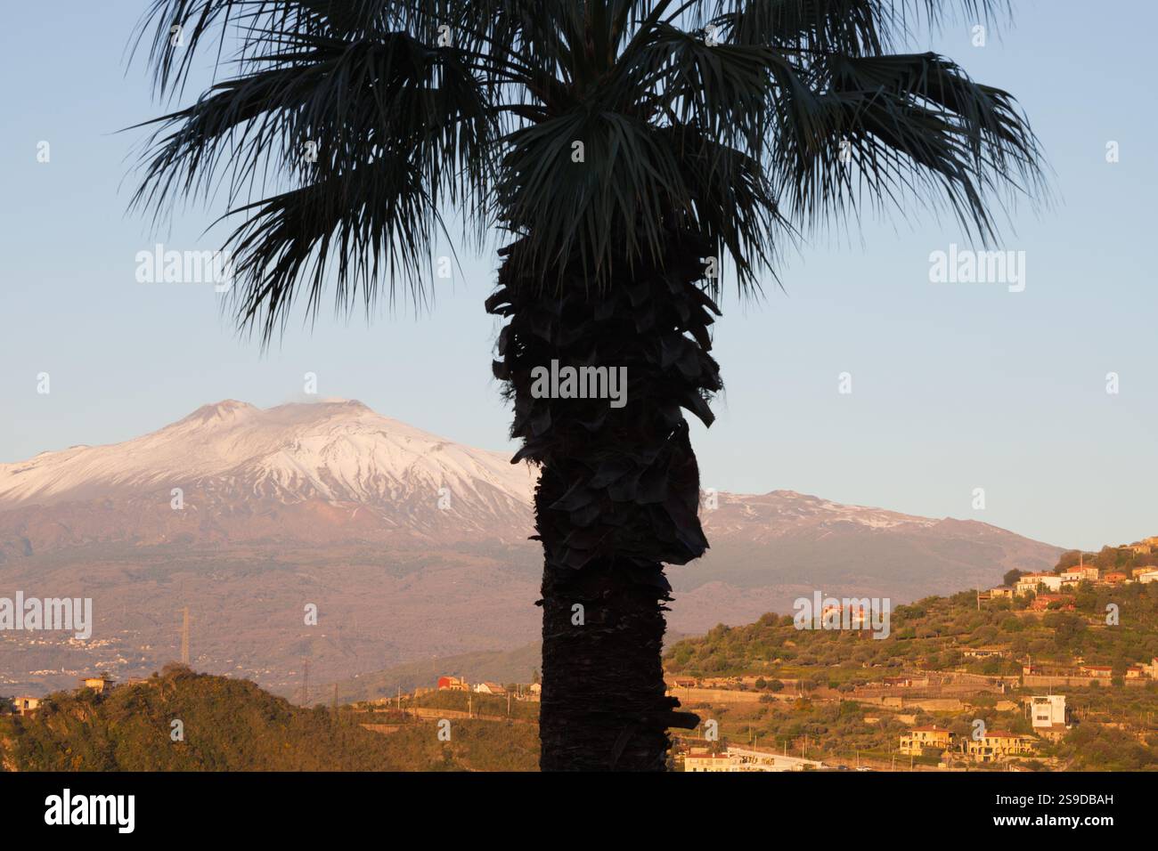 Taormina - le Mt. Etna sur la Sicilienne dans la lumière du matin. Banque D'Images