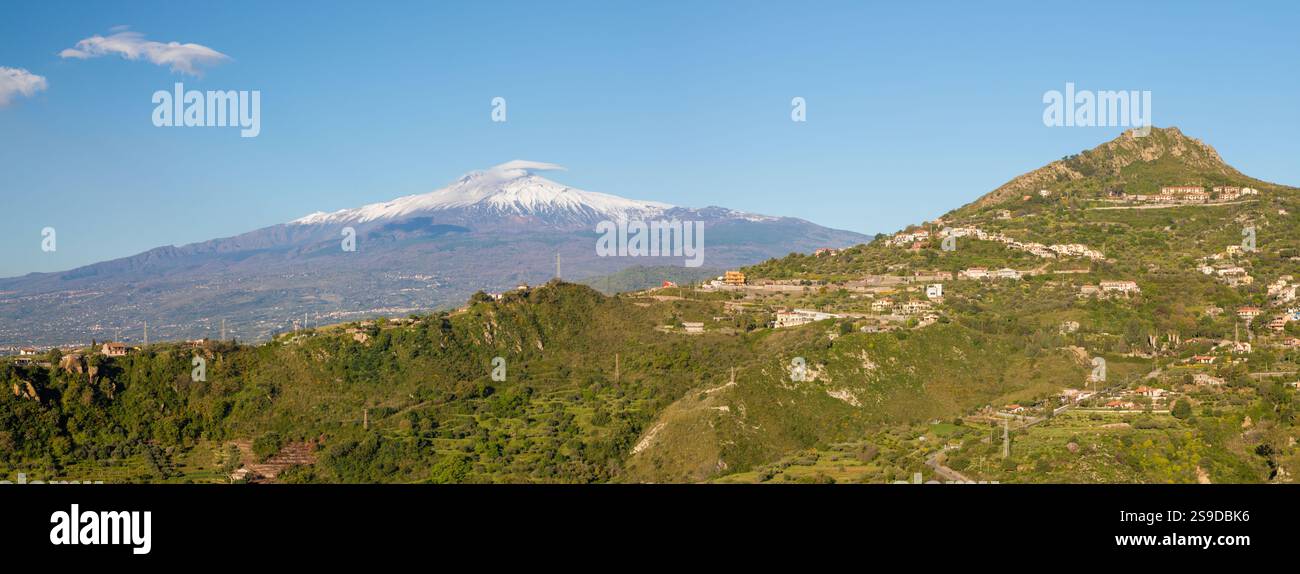 Taormina - le Mt. L'Etna au cours de la sicilienne. Banque D'Images