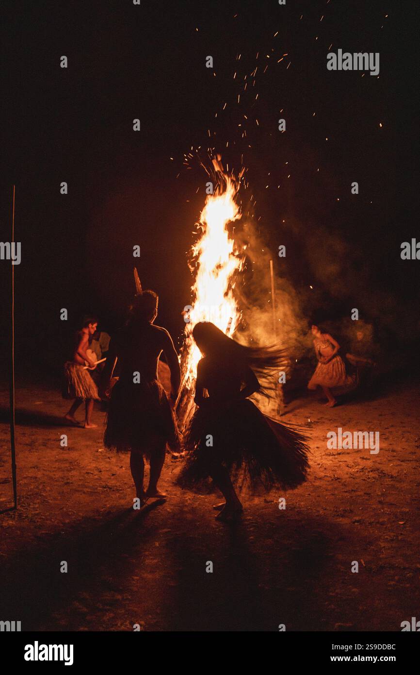 Amazon ancestral danse autour du feu Banque D'Images