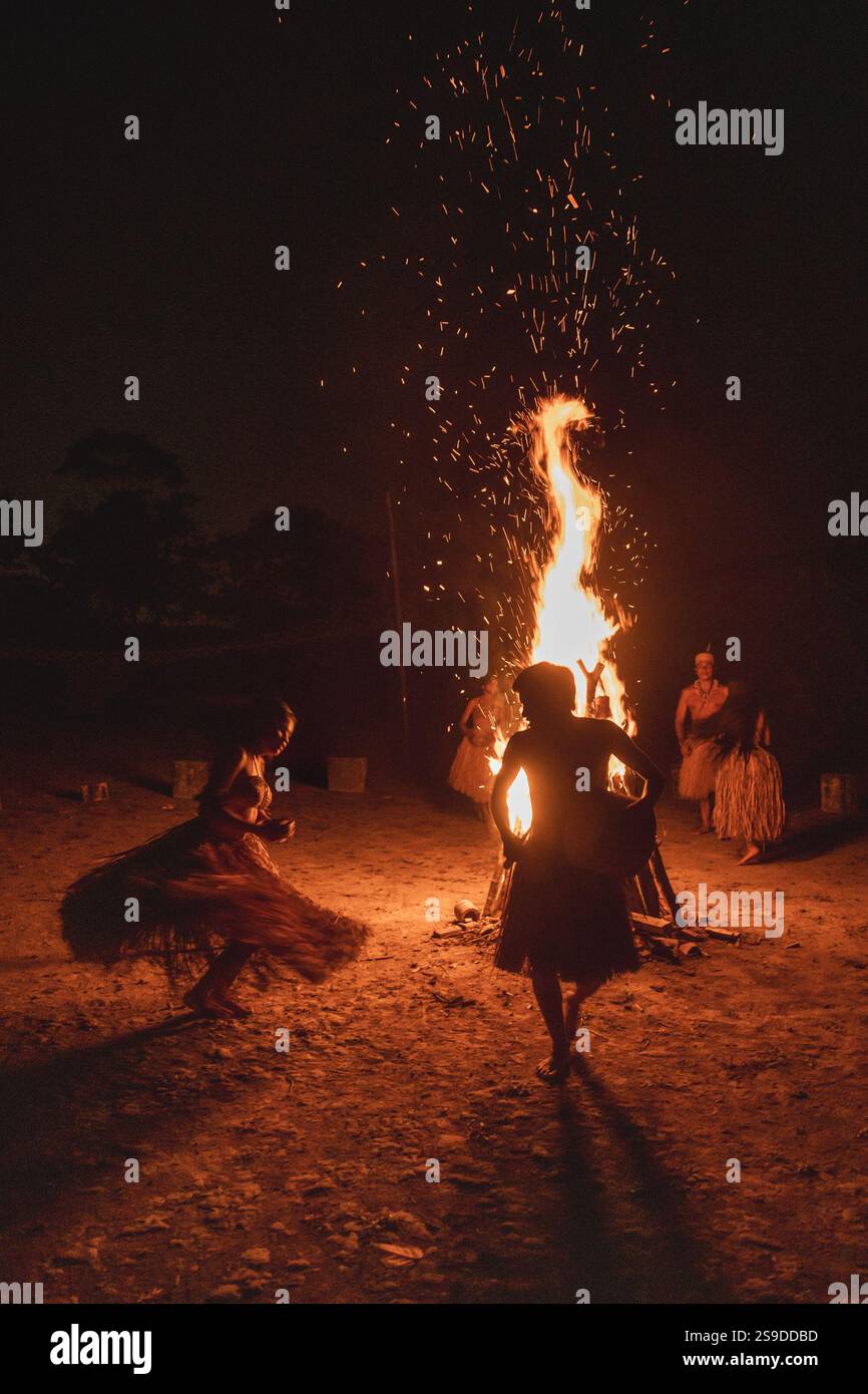 Amazon ancestral danse autour du feu Banque D'Images